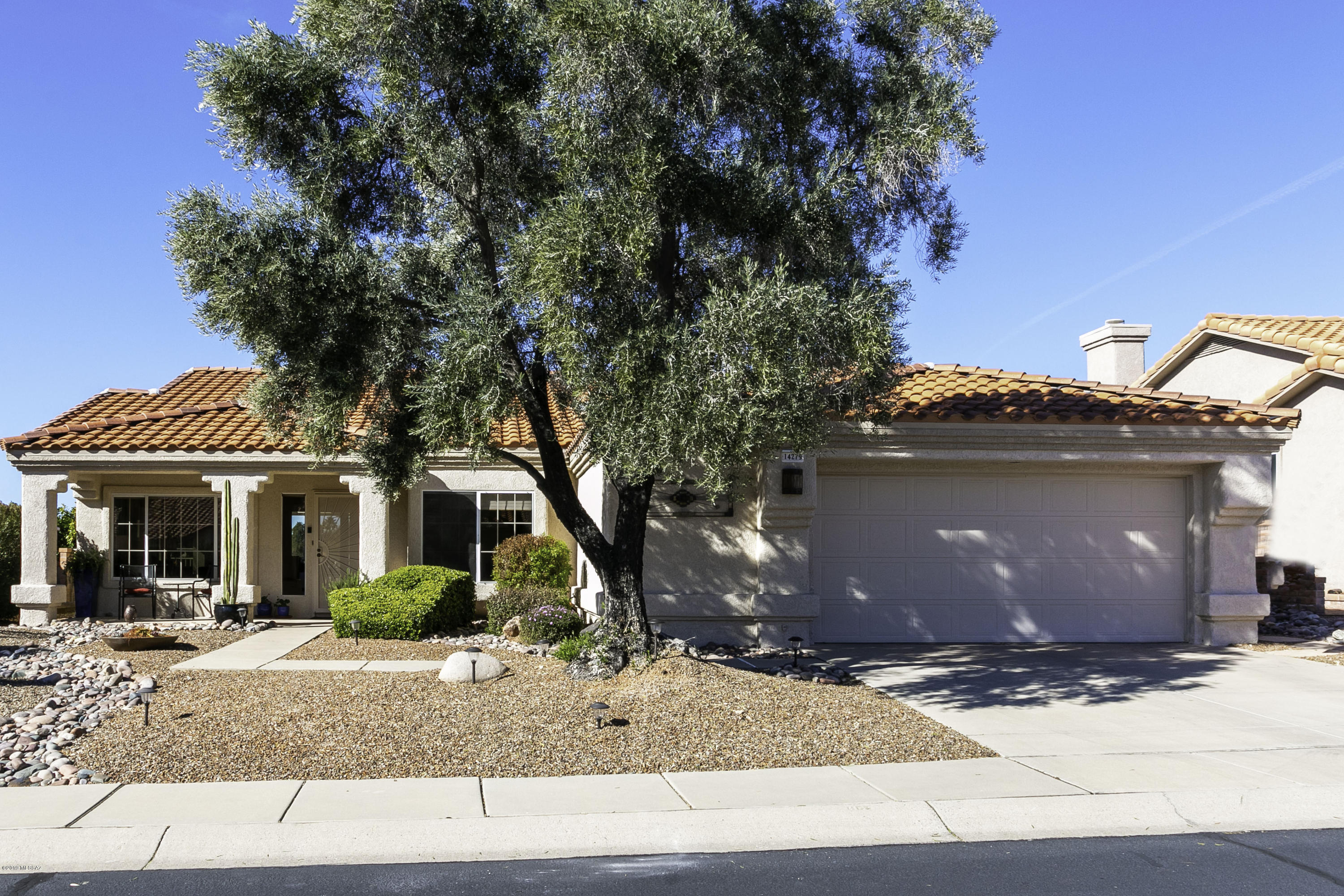 This updated Rio Vista plan backs up to the 10th fairway which resides In Sun City Vistoso.  This move in ready home is bright and open.  18 x 18 ceramic tile throughout,  Home has been freshly painted in 2018.  The dining area is complimented with 4 full frame glass french doors with wonderful sunset views.  Master bedroom features an ensuite bath and custom shower.  Enjoy your kitchen with stainless appliances and laminate counter.  Canned lighting throughout, updated Monte Carlo ceiling fans, new cellular shades in Master Bedroom and Den, aluminum pergola with solar shades, plus more.  This will go quickly.