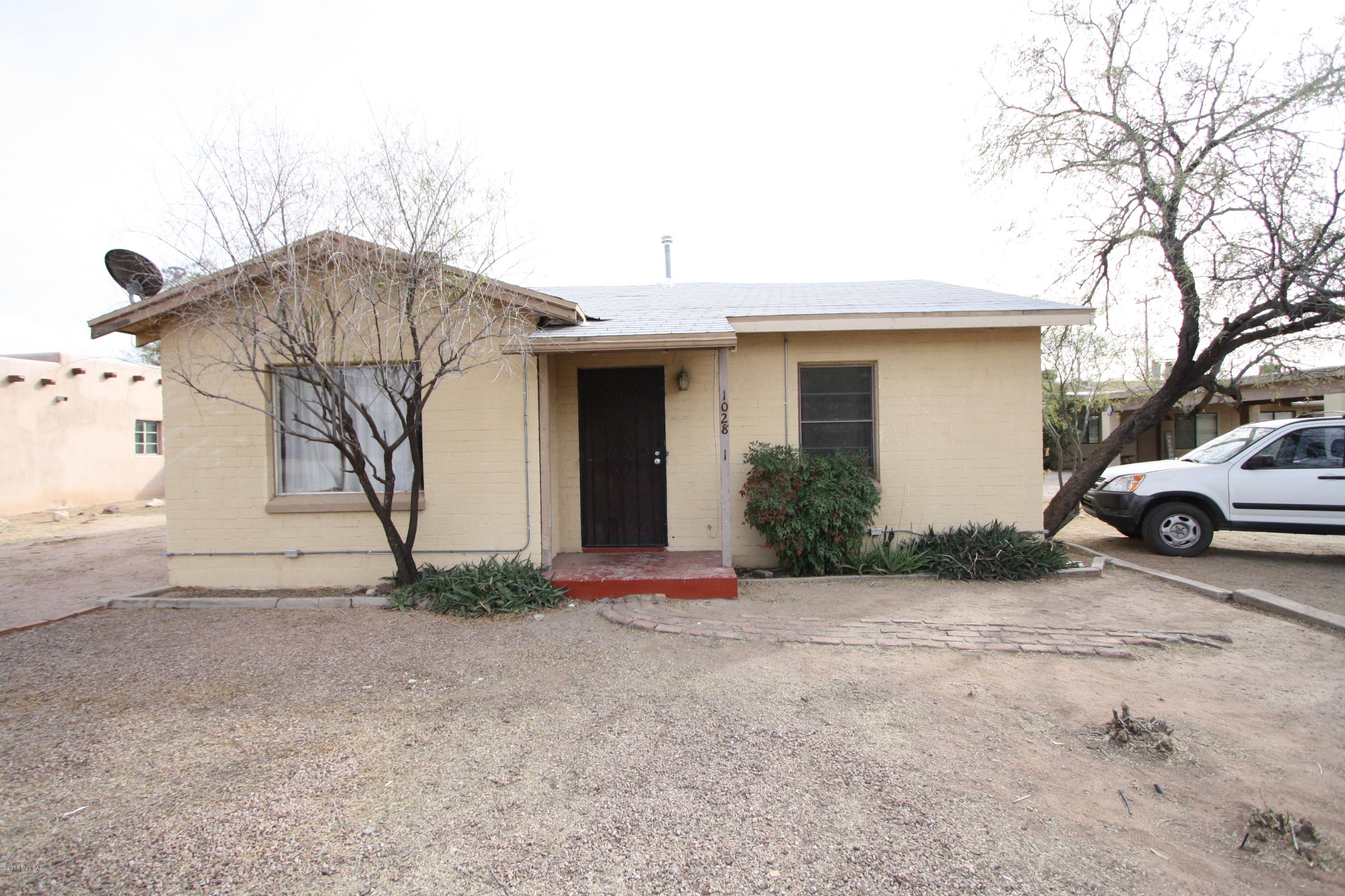Great location, biking distance to UofA. Unit 1 is Masonry built 2bd/1ba, 1035 sq ft single family home with fireplace, and eat in kitchen. Central evap & window AC, washer/dryer & fenced backyard yard.
Covered parking and large lot.
Remodeled kitchen, freshly painted and new carpet!
Water, sewer and trash included.