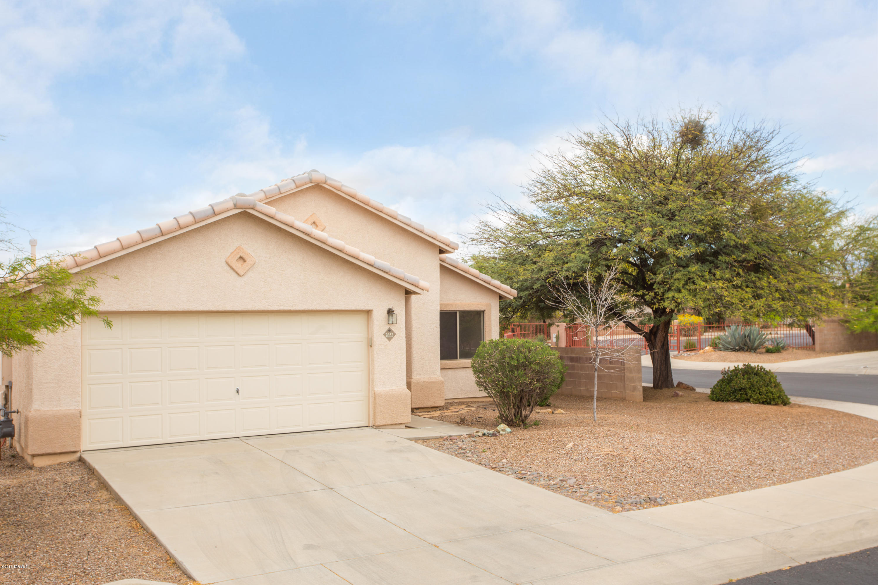 Lovely 3Br/2BA on Premium Lot with all new carpeting, paint and appliance package. Spacious Living Rm with Dining area. Comfortable Family Rm with warm gas fireplace, adjacent to open Kitchen and breakfast bar. Living room, Dining, Family Rm and Kitchen all have wonderful Catalina Mountain views. Kitchen has new stainless steel dishwasher, range and hood. Generous Master Bedroom with walk-in closet and patio. Large corner lot with covered patio off Family Room, lots of room for entertaining, planting flowers or Vegetable garden and spectacular mountain views. All located in a gated community and under $200k. Don't miss this opportunity.