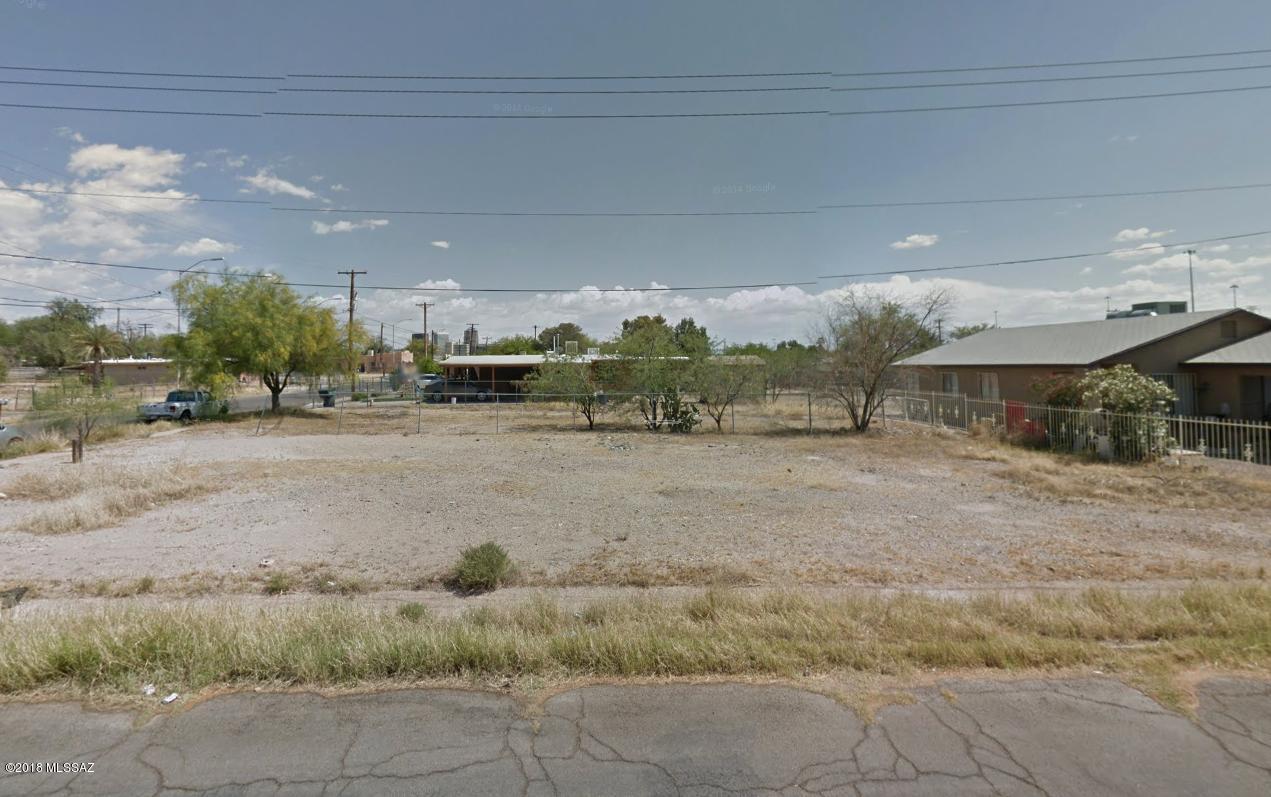 Great vacant lot in Tucson! Build your dream home today! See MLS# 21808949, same owner. Seller will consider selling both lots as a package. Submit any offers.