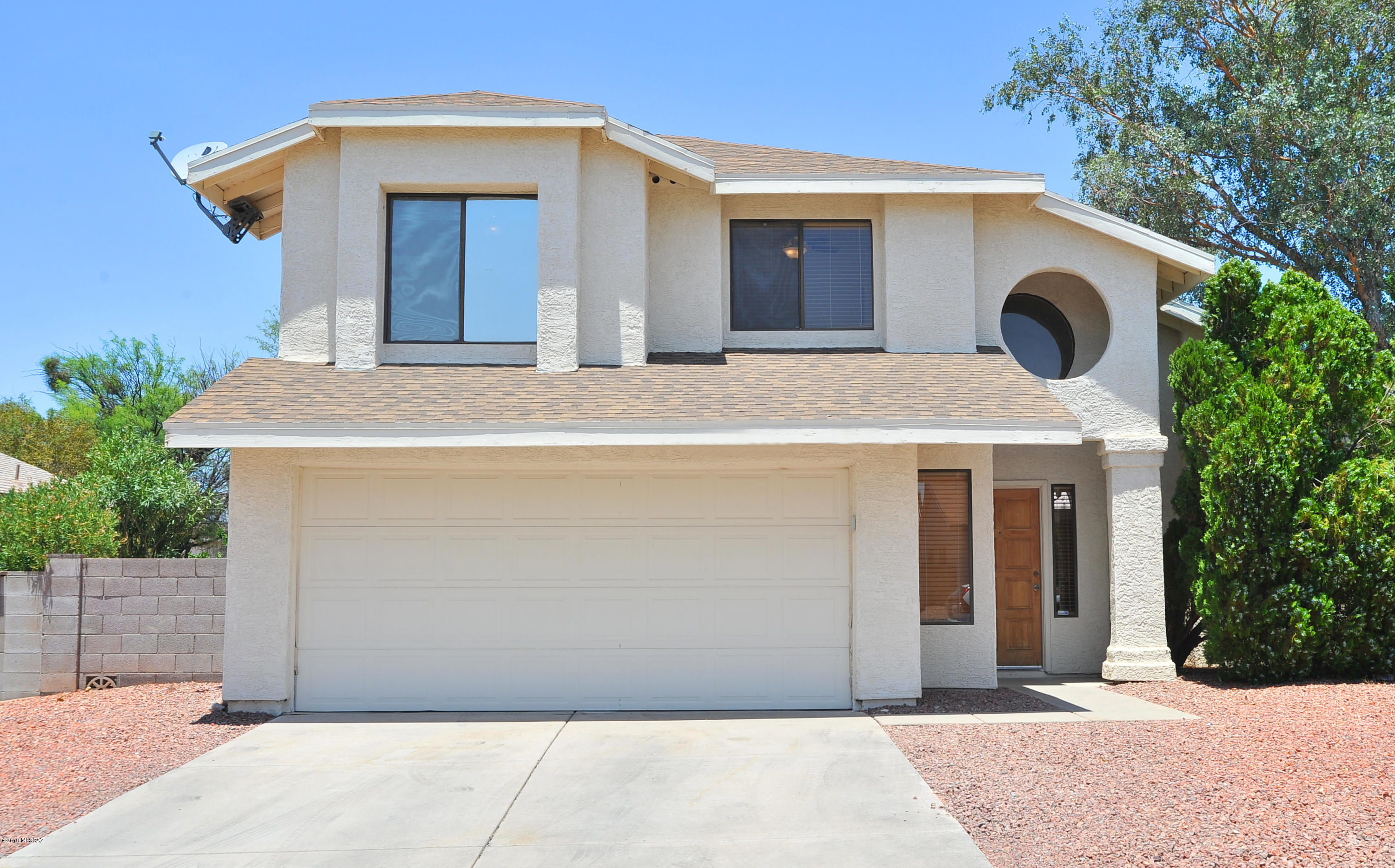 Range priced $185,000-$215,000 Seller will accept or counter offers w/in that range. Wonderful open bright home with tons of natural lights & soaring ceilings.Updated kitchen, wood blinds throughout, fireplace in family room off kitchen & master bedroom is its own retreat with huge bathroom boasting dual sinks & a soaking tub. The master has its own private balcony. The backyard is private backing up to a wash  with a covered patio perfect for entertaining.