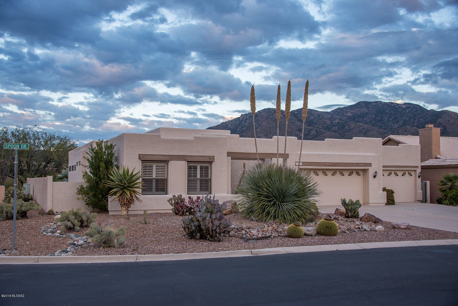 CONTEMPORARY ESTANCIA W/EXP. GUEST HOUSE (ADDITIONAL ROOM OF 100sf & W/ADDITIONAL 260sf GARAGE CONECTED TO REG. 2 CAR GARAGE.  LOCATED ON A HIGH PREM.LOT OVERLOOKING THE 25th GREEN W/OUTSTANDING PANORAMIC MTN VIEWS. BEAUTIFULLY APPOINTED
W/MANY UPG; GRANITE COUNTERS; UPG.APPLIANCES; ADDED KIT.LIGHTS;EXT.TILE FLOORS;SUN SCREENS; ENTRY DOOR W/SCREEN DOOR;GRANITE COUNTER & TILE FLOOR IN POWDER ROOM;EXP.FLAGSTONE PATIO;BUILT-IN BBQ AND PUTTING GREEN