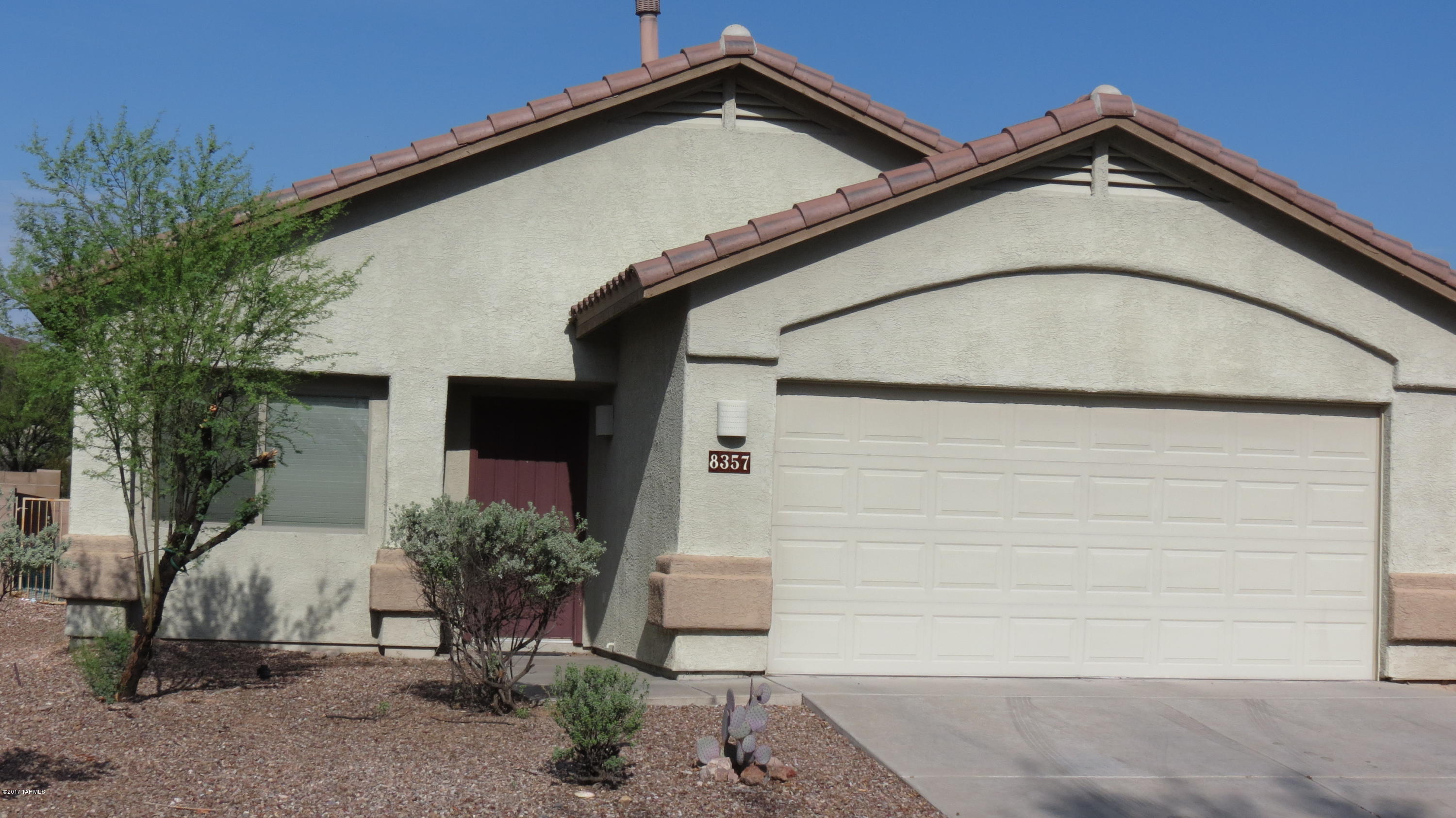 Awesome 3 bedroom 2 bath home that sits on excellent view lot (sombrero peak). This property backs common area at rear for privacy, very spacious rooms throughout and neutral colors, covered patio, 2 car garage, nearby parks, schools and shopping. This home is clean and ready now.