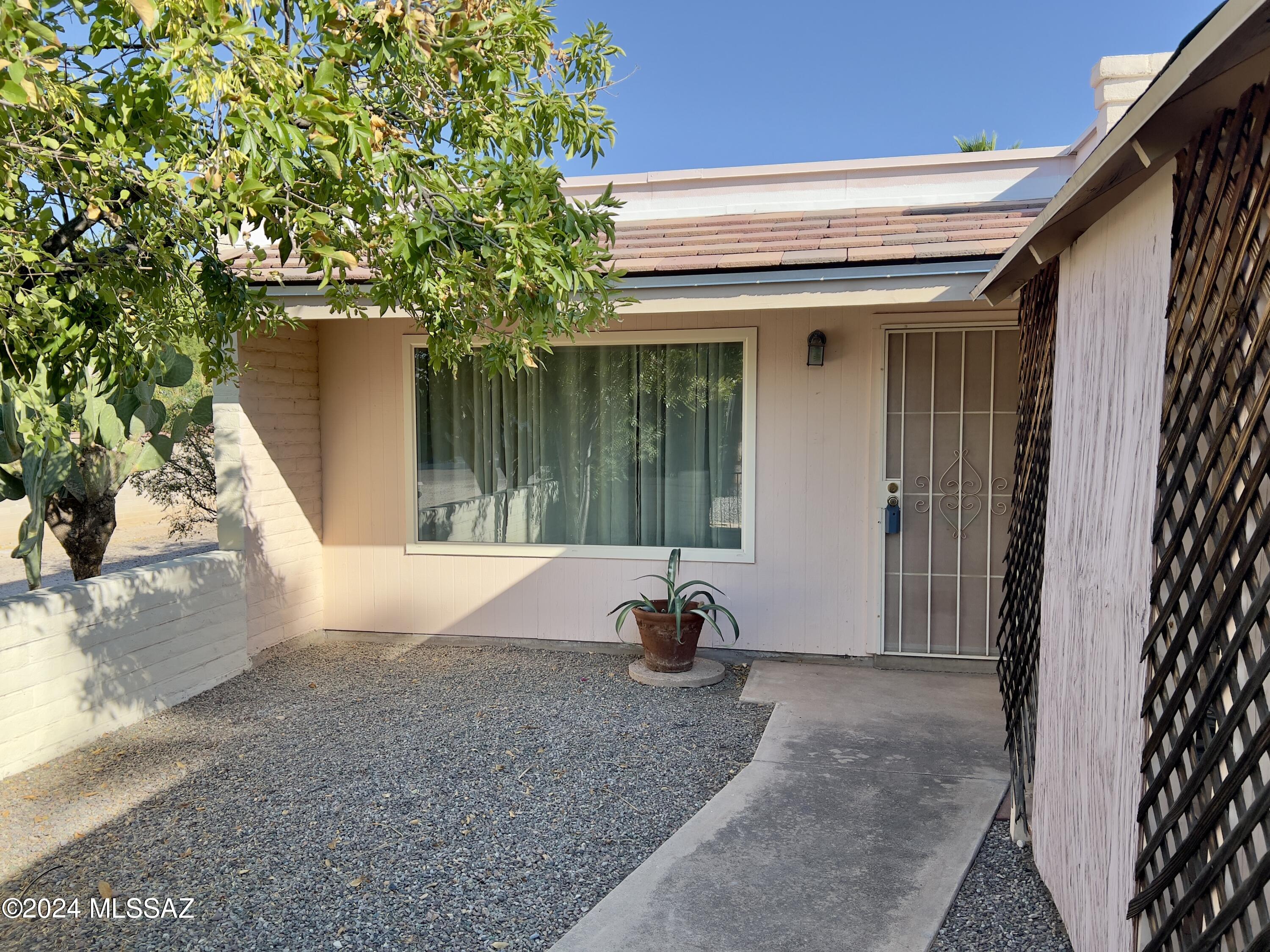 Excellent location near the Park Place Mall. This affordable private end unit townhouse does NOT have any association fees! It's clean and ready to move right into. Just painted inside, and both baths were recently redone. Large 6 foot fenced back yard with a large covered patio too. Solid block construction. One year buyer's home warranty included. Check it out today!