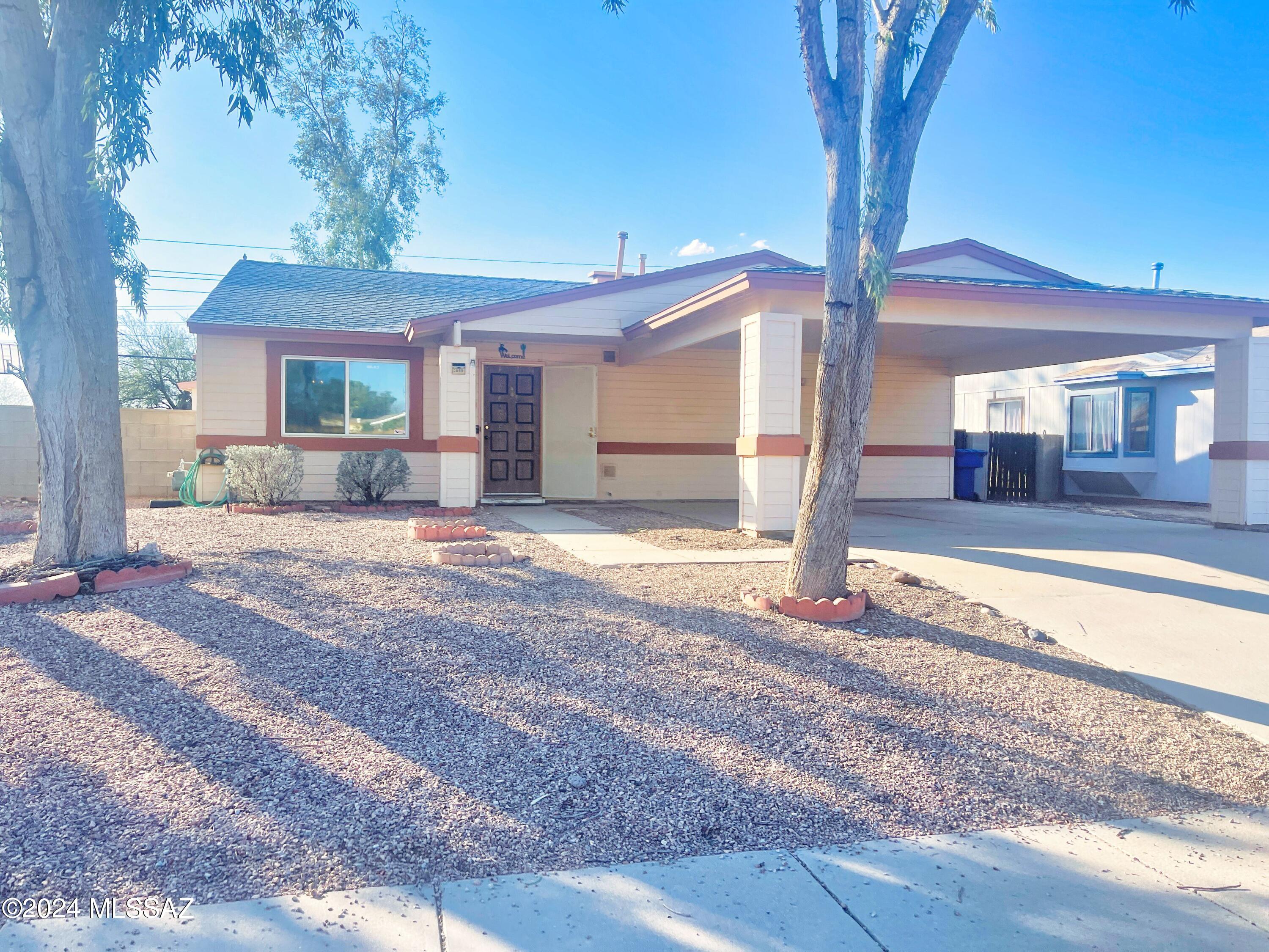 No Application Fees!  3 bedroom, 2 bathroom open floor plan Tucson home features high vaulted ceilings throughout, neutral paint, ceiling fans in each room and wood laminate flooring with no carpeting. Large front living room extends into the formal dining area and continues into the separate family room. Spacious kitchen features granite countertops and subway tile backsplash, separate pantry, gas range and all appliances. This is a split-level floor plan and includes large primary suite with attached private bathroom, double sink vanity and walk-in shower. Washing machine and dryer are included and additional back storage room. Rear RV gate and extended mountain views and no neighbor to the rear.