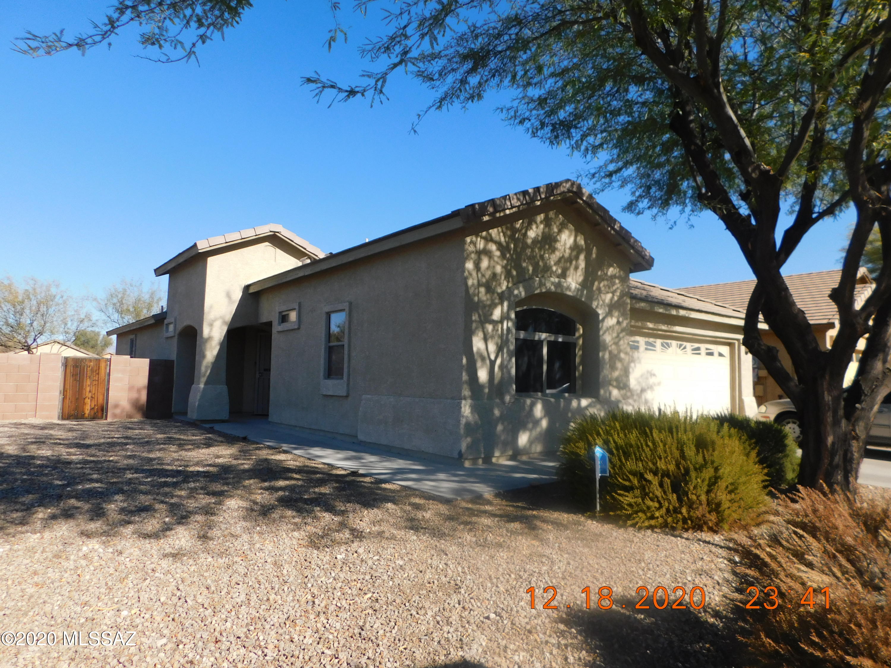Beautiful home located in desirable Valencia Reserve community, corner lot no back neighbors, come see this 1,601 sqft  3 bed 2 bath  open concept floor plan, tile floor throughout and dark bamboo flooring in bedrooms, stainless steel appliances and much more. Easy access to I-10 for a convenient commute  
 A must see home!