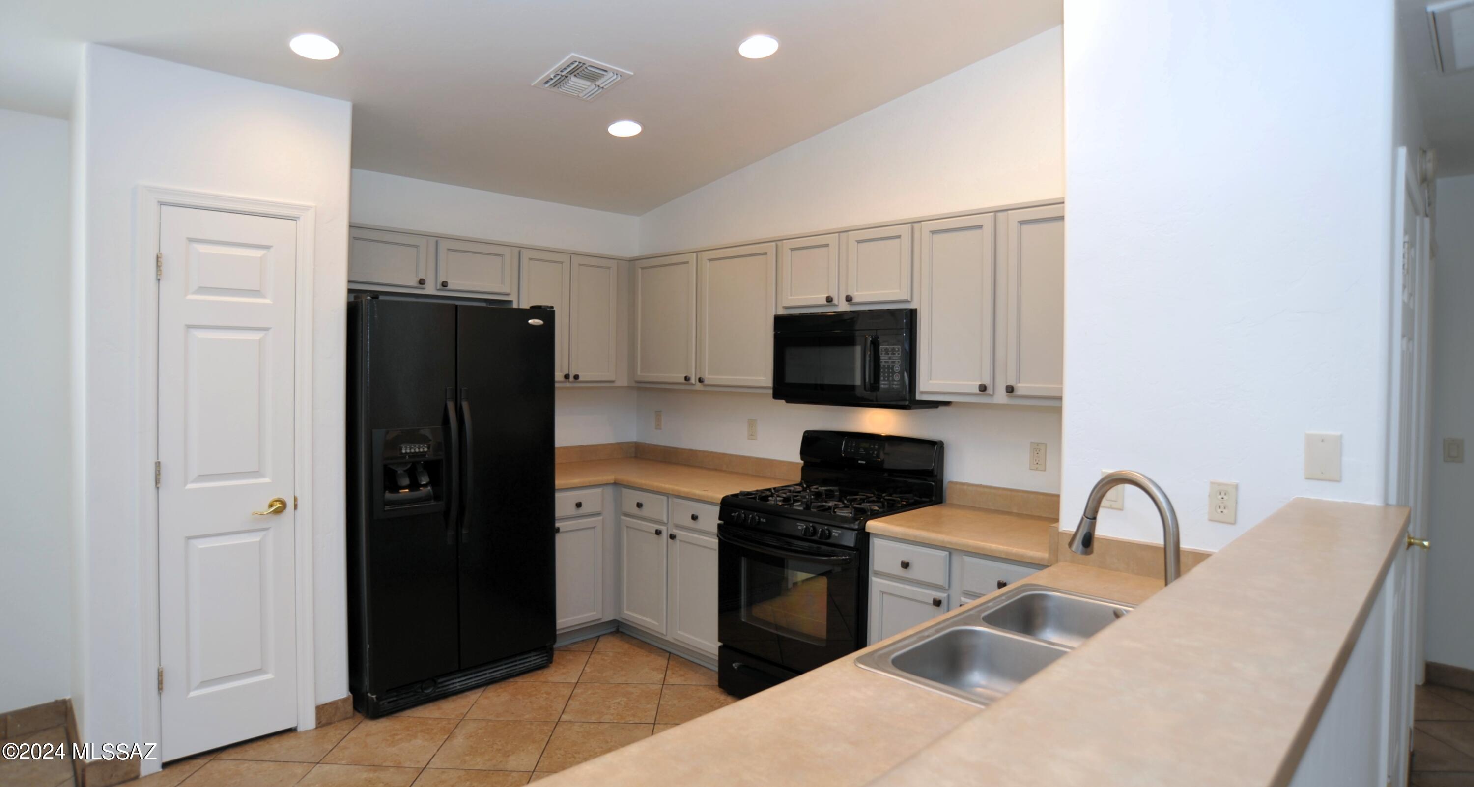 La Tierra Buena (1-207) - Residential Lease