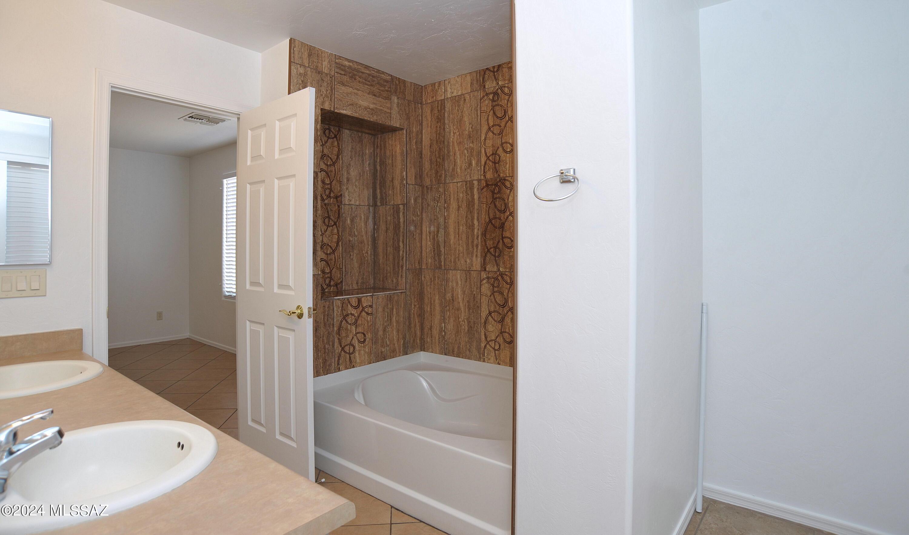 La Tierra Buena (1-207) - Residential Lease