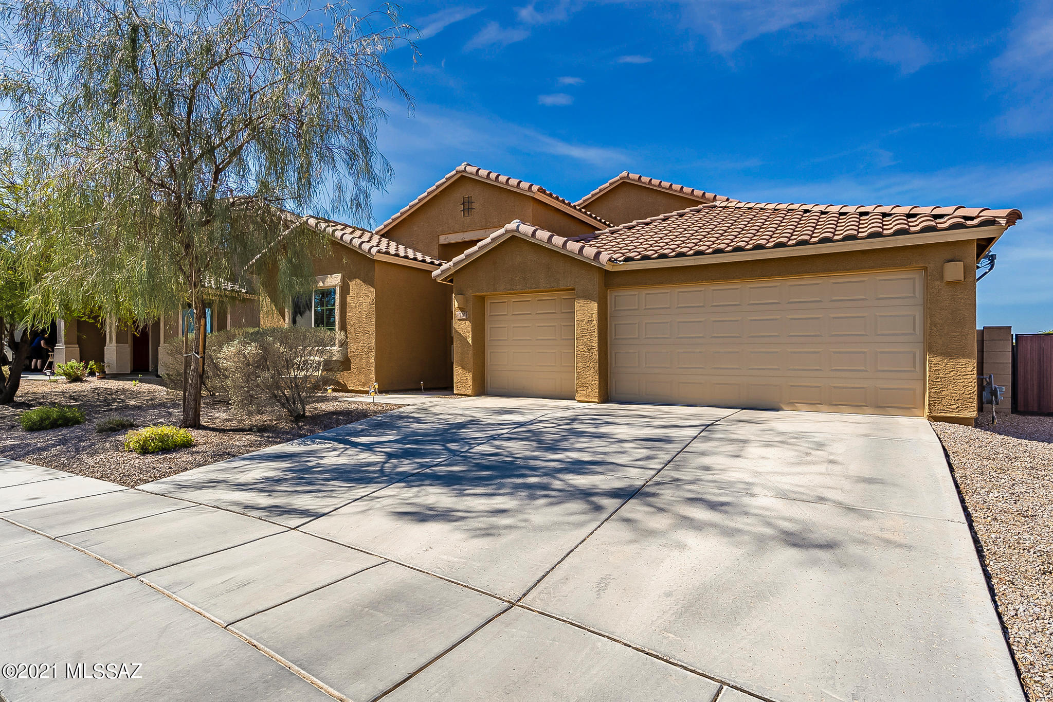 GORGEOUS one story home in STAR VALEY located on a premium  CUL-D-SAC lot with AMAZING MOUNTAIN and SUNSET views!!!
This home features ceramic tile in all the right places, granite kitchen, 42'' maple cabinets, ss appliances, gas range, huge kitchen island w/bar seating as well as eat in kitchen nook. Reverse osmosis system. Bonus room off of kitchen can be used for whatever you imagine you'd like it to be. Open greatroom and formal dining area. Split bedroom plan. Large master suite w/door to outside patio. Master bath boasts garden tub and seperate shower, double vanitiies, tile countertops and walk in closet. Upgraded fixtures. Ceiling fans and wood blinds throughout. 3 car garage. Water softener. Alarm system. Solar panels leased. Covered patio w/wrought iron see through fencing. DON"T MISS this SPECTACULAR home!!!