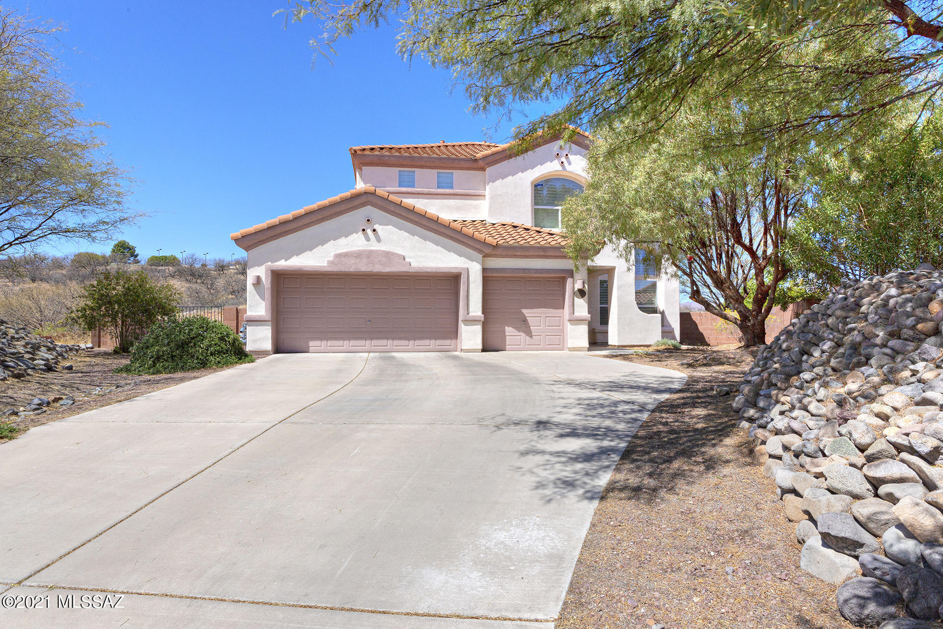 WELCOME HOME TO THIS GORGEOUS 2 STORY HOME, PERCHED ON A SITE TAKING IN THE PICTURESQUE  VIEWS OF MOUNTAINS & CITY LIGHTS. PRIVACY, YET CLOSE TO AMENITES. ENTER THE FOYER TO A BEAUTIFUL STAIRCASE, CATHEDRAL CEILINGS & OPEN FLOOR PLAN. GREAT ROOM W/ELEGANT DINING AREA. KITCHEN IS OPEN TO A SUPER FAMILY ROOM W/COZY FIREPLACE &  SLIDER TO SPACIOUS BACKYARD/COVERED PATIO. KITCHEN ISLAND/PLENTY OF CABINET SPACE. DEN/OFFICE OR 5TH BDRM UP OR DOWNSTAIRS & A POWDER ROOM. UPSTAIRS MAIN SUITE W/WALK IN CLOSET, SPACIOUS ENSUITE, DUAL SINKS, SOAKING TUB W/SEPARATE SHOWER. SLIDER TO BALCONY FOR PRIVATE SPACE. BEDROOMS UP W/ROOMY HALLWAY BATH & DUAL SINKS. LAUNDRY ROOM W/STORAGE CABINETS. EXTENDED 3 CAR GARAGE/PLENTY OF STORAGE SPACE. GORGEOUS & SPACIOUS LOT; *THIS PROPERTY  *INVITES YOU IN* This property has a very spacious lot and access to the trailhead of a great hiking trail right out your front door. This is a magnificent location, do not miss this opportunity in Bella Vista.
