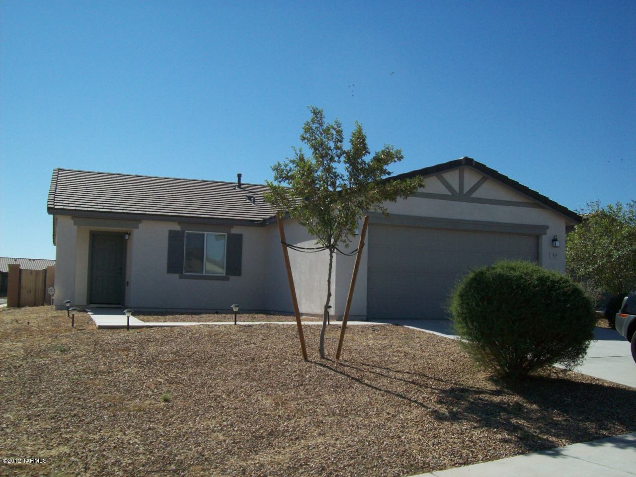 This 3br 2ba is 1444 in sq ft. It has a separate den that could be used as an office or child's play/TV area. Home has wood flooring in kitchen area and kitchen features beautiful  counter tops and dark maple cabinets. It has easy freeway entrance and is close to shopping and restaurants. Pets have to be approved by owner.