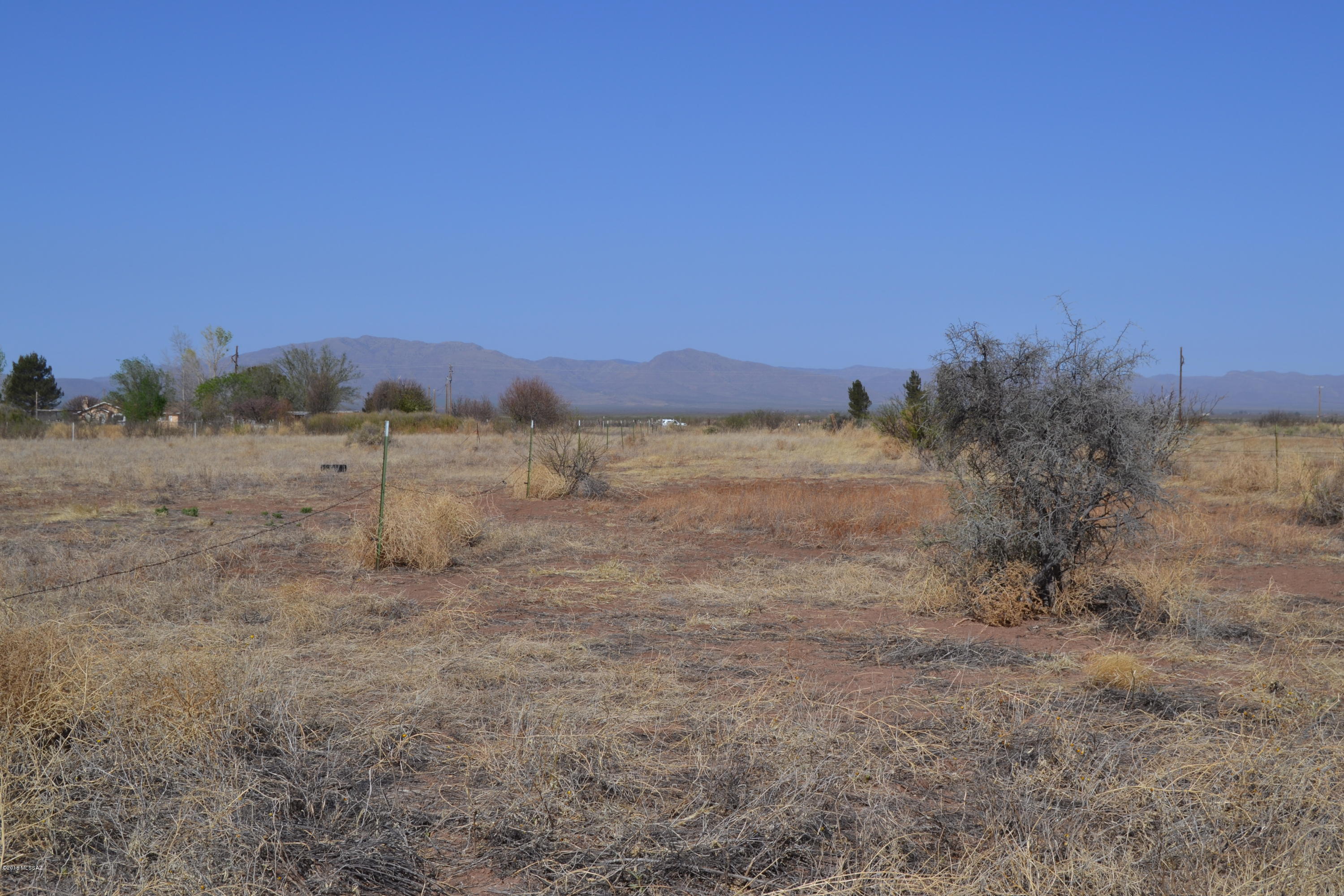PRICED TO SELL! 8.55 Acres with irrigation rights, centrally located to Bisbee, Douglas and Elfrida and easement off of paved Central Hwy.
From this area you are not far from the White Water Draw where the Sand Hill Cranes comes to visit and nearby fields provide lots of wildlife to enjoy from your own
back yard!