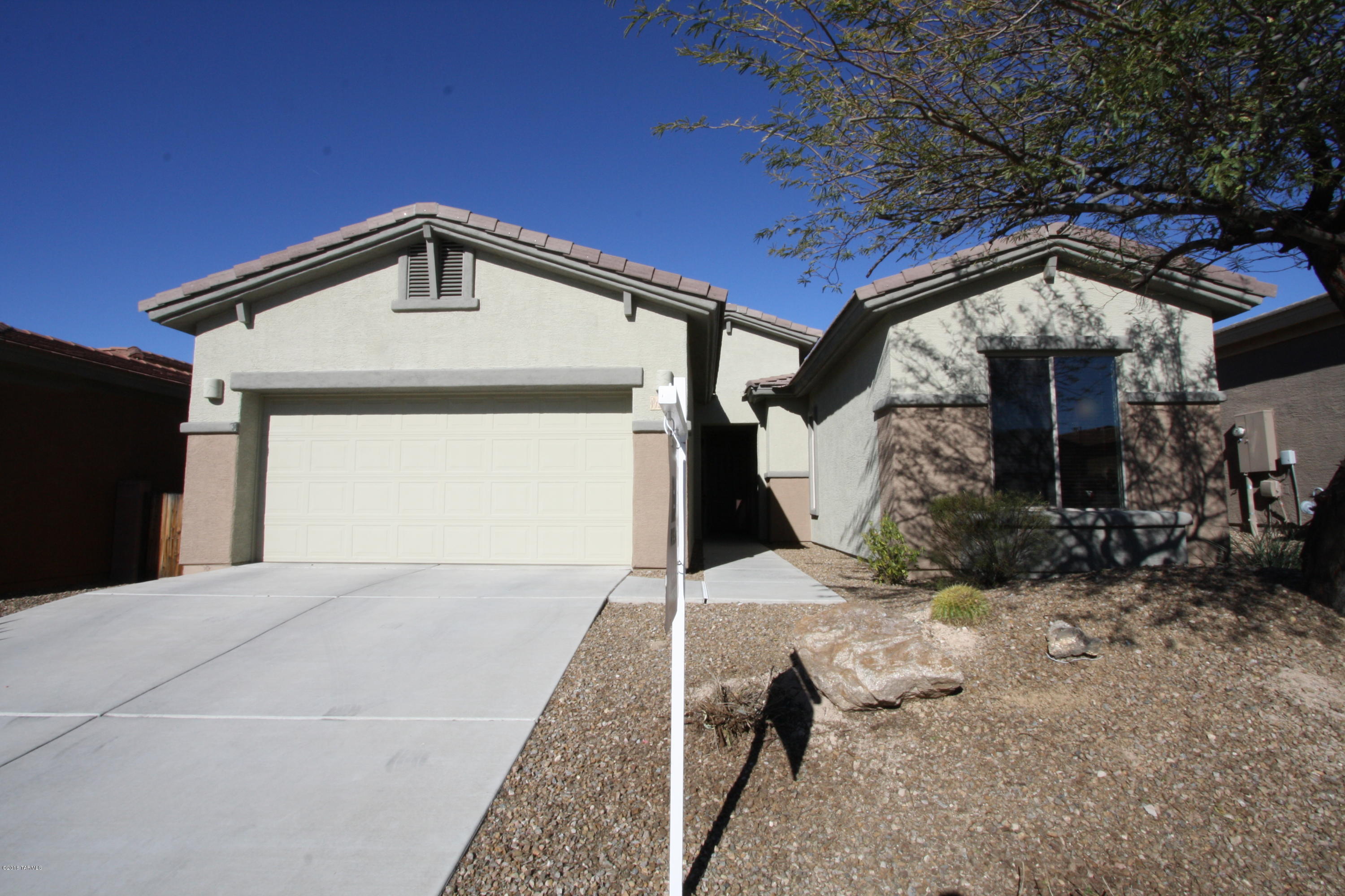 Fabulous 3bdr/2.5ba w/den in the desirable gated community of Preserves @ Dove Mountain. Minutes to I-10 and the Brand New Premium Outlet Mall!
Beautiful tiled floors except for bedrooms. Open great room w/fireplace, granite counters in kitchen w/upgraded cabinets, split bedroom floorplan, covered patio w/mountain views & opens to natural desert. **Move in special of 1/2 off first full months rent**