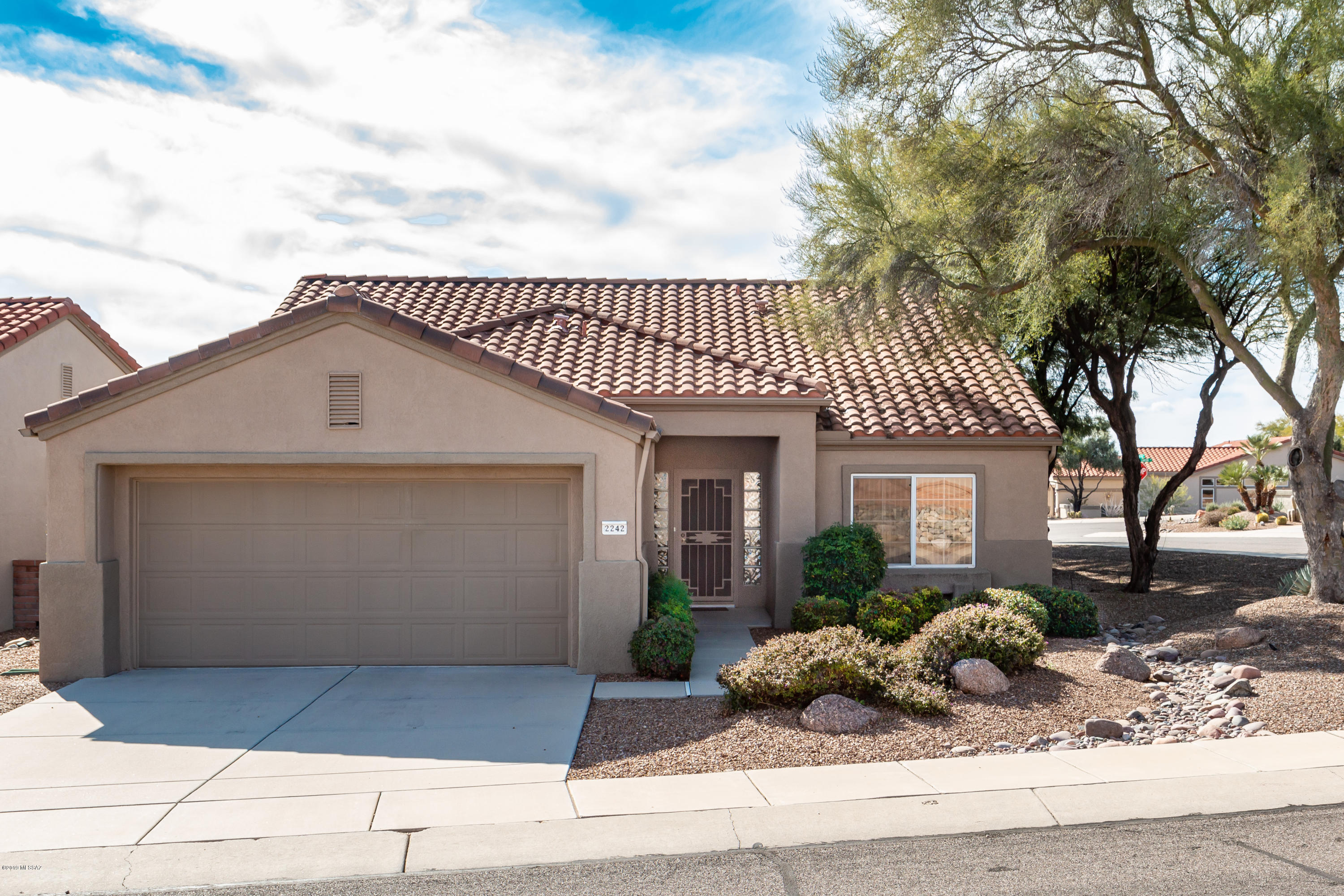 Light and Bright Claridge Model! This highly desired floor plan has the great room concept, high ceilings with open kitchen and breakfast bar. Perfect space for entertaining! This home is waiting for your touches. Computer/hobby room off garage along with extended 2 car garage with sink. Nice mountain views form the covered patio. Call today to see this amazing home!
