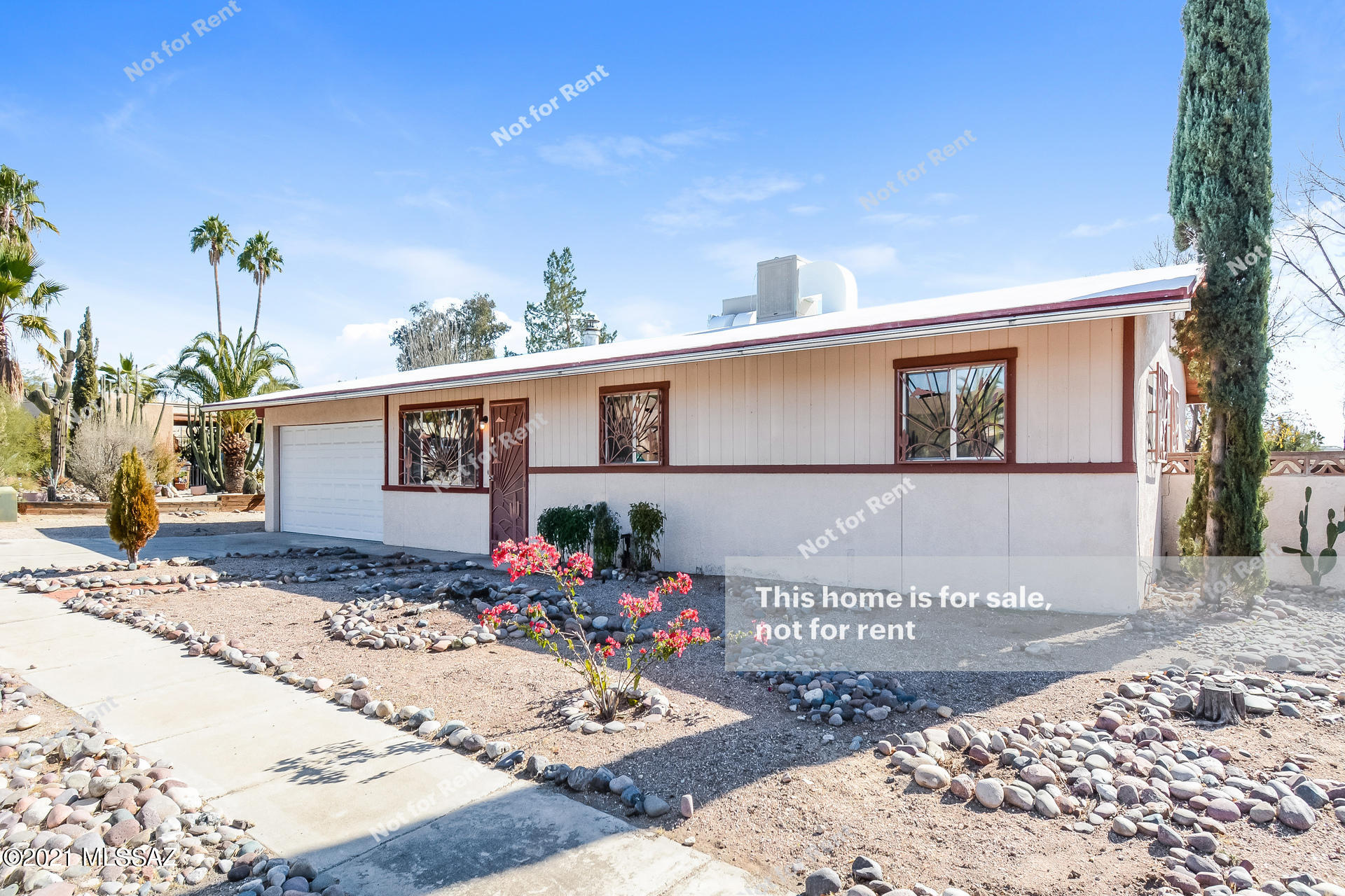 This Tucson one-story cul-de-sac home offers granite countertops and a two-car garage. This home is vacant and cleaned regularly.