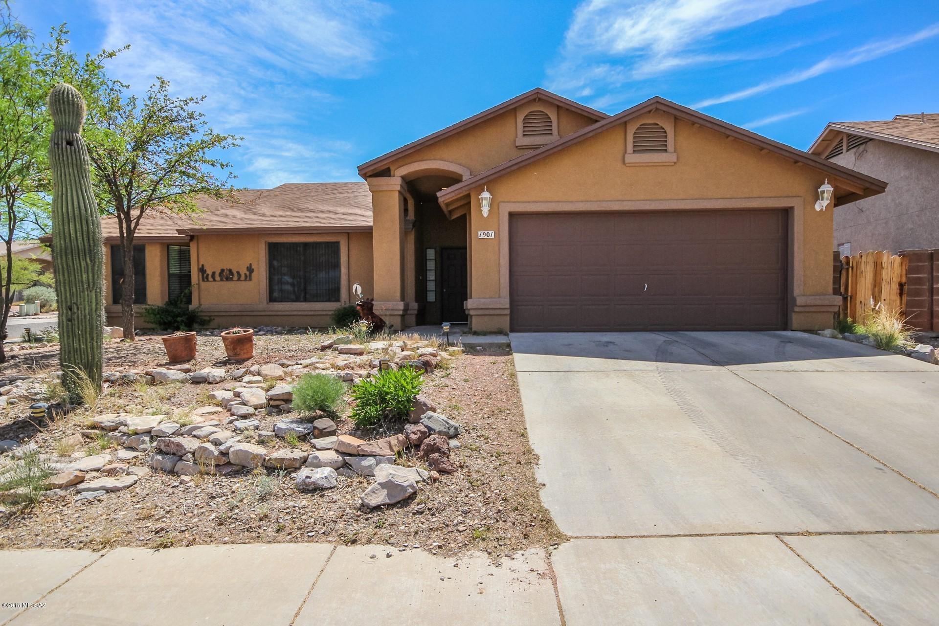 Well located 3 bedroom 2 bath home in well maintained subdivision. Spacious kitchen & breakfast area. Large master bath including dual sinks and garden tub. Open floorplan with living and family rooms (fireplace in family room). Easy care rear yard with pebble tec pool, covered patio and block wall. Minutes to U of AZ, Pima College, downtown, shopping, parks, and major transportation. Come see today will not last long!