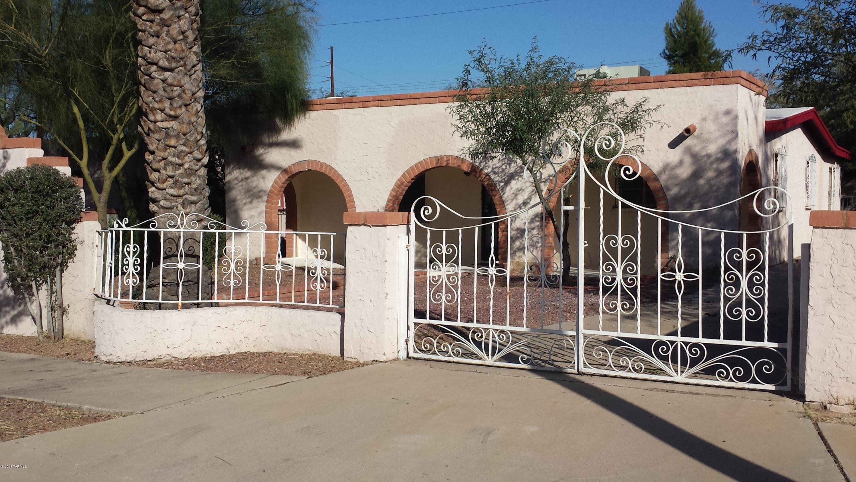 Wow 5 bedrooms.... Minutes from downtown, the U of A and Reid Park. New paint, carpet, granite tops in kitchen. Large front covered patio. Guest house can generate income or can be used for office or rec room/hobby room.