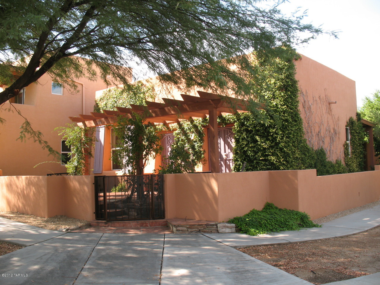Exterior Paint Completed!! Lovely corner home with enclosed, shaded front patio and walled privacy patio with large porch in rear, perfect for outside dining/relaxing any time of day. Walk to tennis, pool, community shops, miles of walking paths. EZ access to DMAFB, Vail Schools, Raytheon, I-10, Houghton corridor.