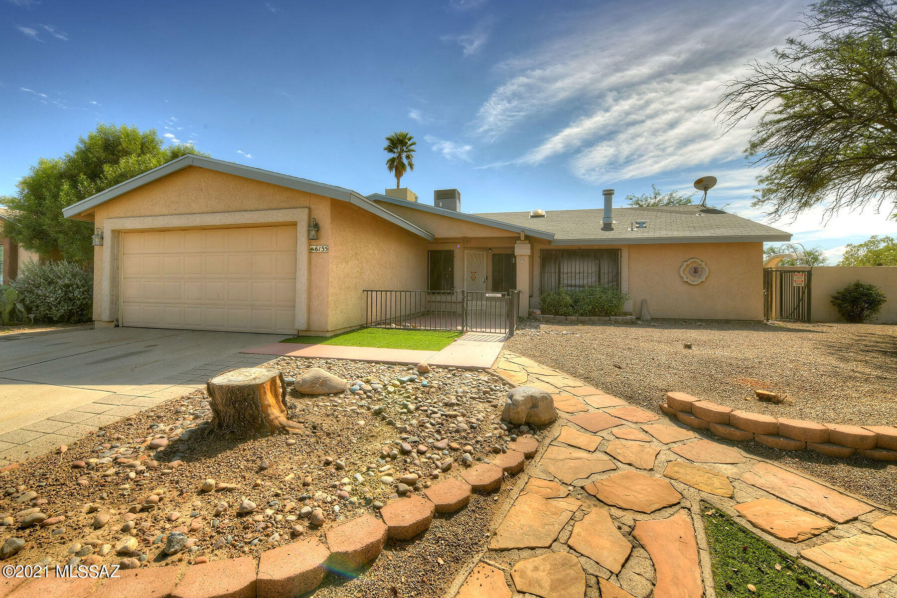 What a find! Updated open floorplan with finished bonus room, large covered patio plus
a Pool! The spacious open kitchen affords several dining and entertaining
possibilities. The home is a one owner, well cared for property. Just down the street
the neighborhood is adjacent to the Loop Bike path. Just minutes from Shopping, dining,
grocery and I-19. Hurry!