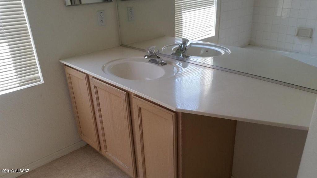 Hacienda Del Oro (1-78) - Residential Lease