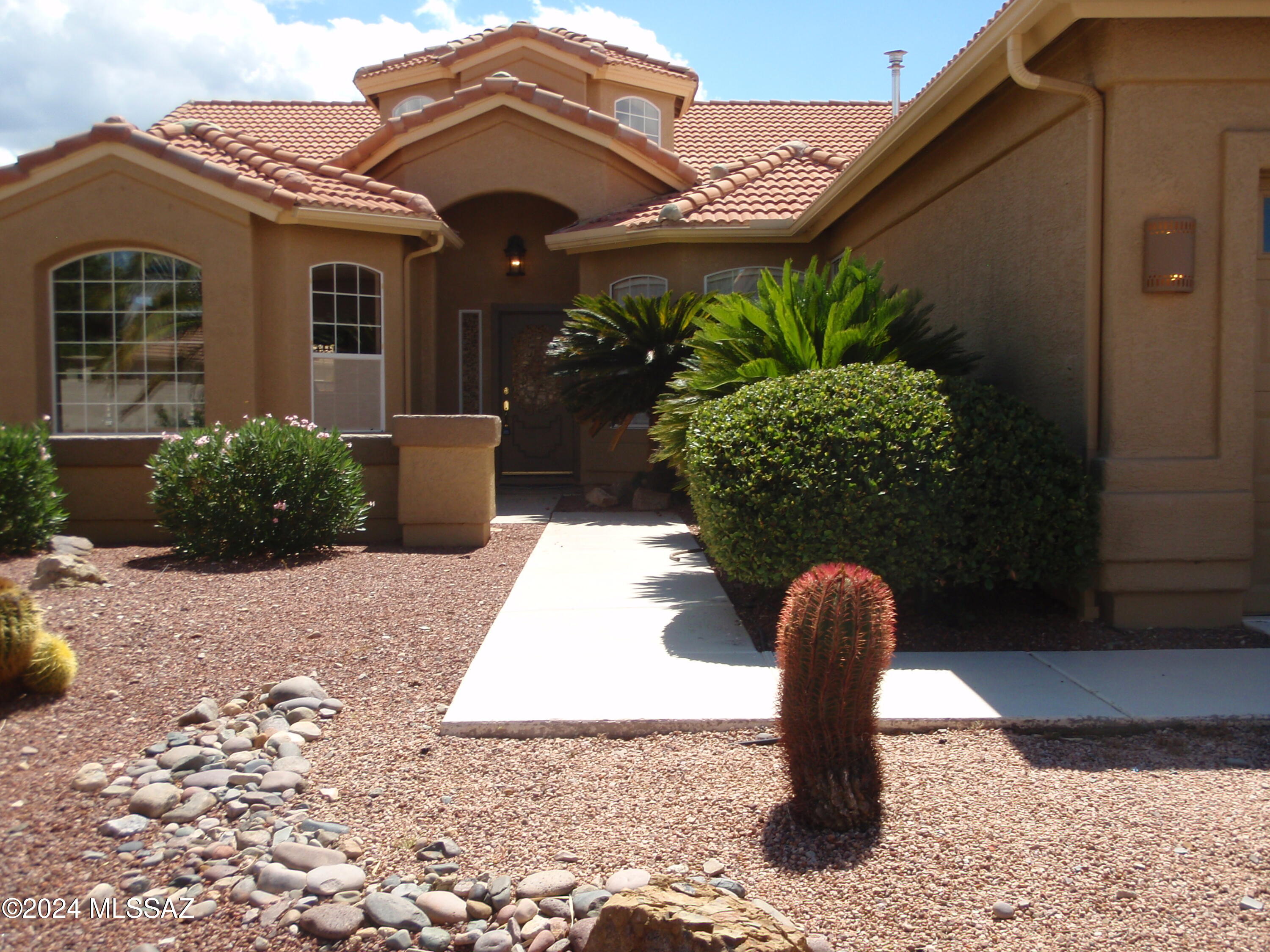 Beautiful two bedroom Cambria located on one of the best lots n Saddlebrooke very private rear patio a mus see.