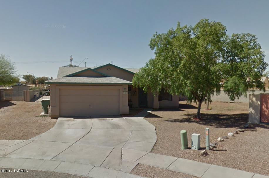 Great Midvale home in good condition on large lo.