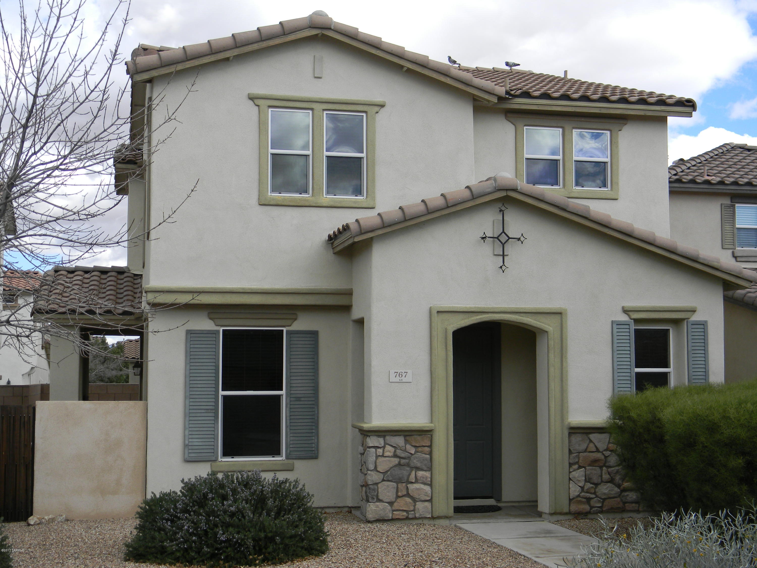 Beautiful Rancho Sahuarita large 3br 2.5 ba 2 Story 1817 SF, open floor plan great for entertaining. large Kitchen with island, close to shopping and schools.