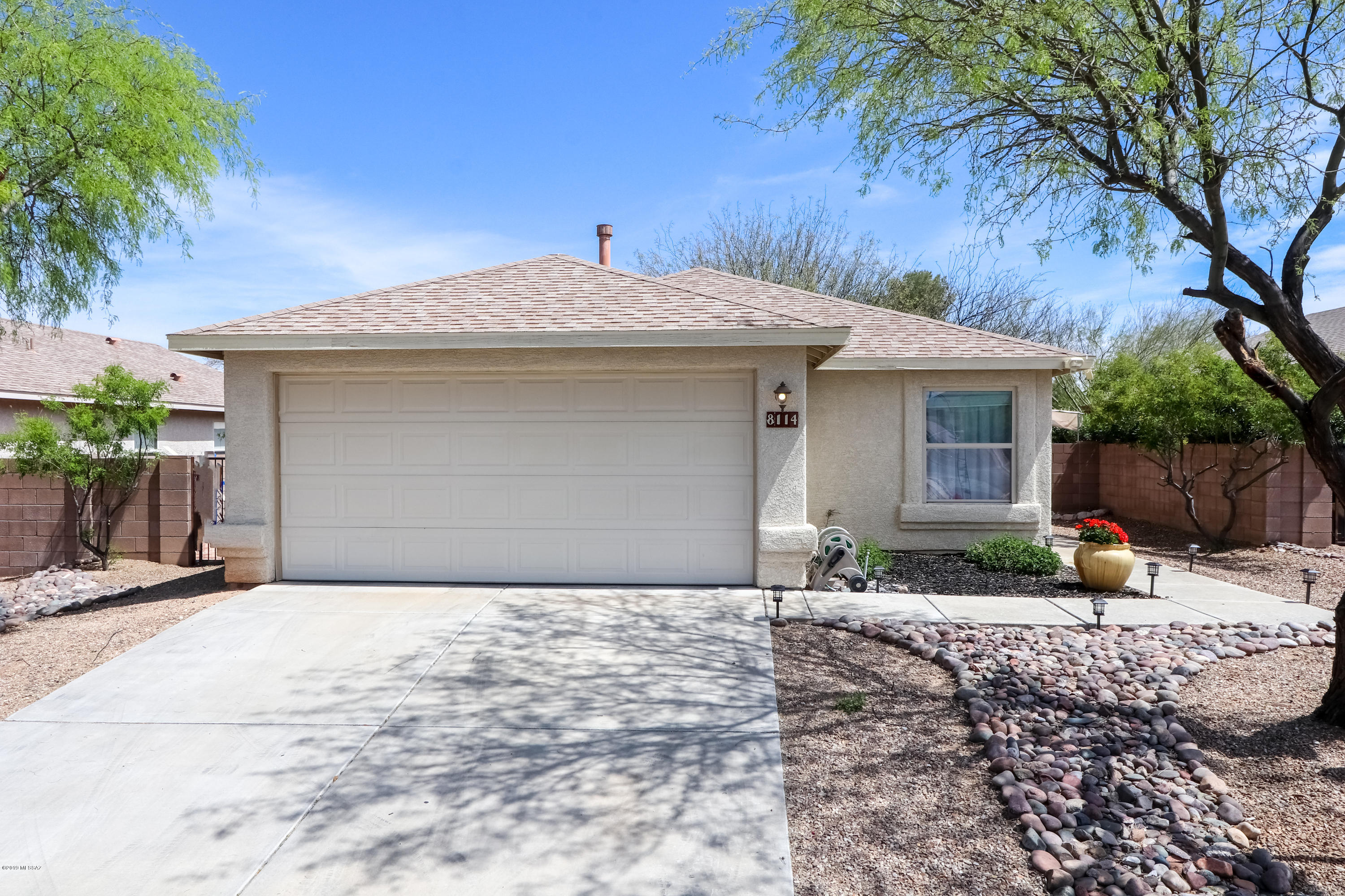 Range price listing. Seller will accept or counter all offers between $179,900 and $192,000.
Open floor plan w/ vaulted ceiling's features two split bedrooms, two bath, plus a bonus room that can be used as on office, workout space, or easily converted to a 3rd bedroom. Ceramic tile in high traffic areas & plush, neutral carpeting in bedrooms and bonus room. The kitchen features plenty of cabinetry, a flattop ceramic stove, space saving microwave, pantry, and breakfast bar w/ a pass-through into the dining room. Master bath has an executive vanity, walk in shower with seating, and both bathrooms have arm bars. The beautiful backyard has amazing Mountain View's. Enjoy the extended patio with extra concrete, gazebo is included. Side yard offers built in planting beds under a shade structure