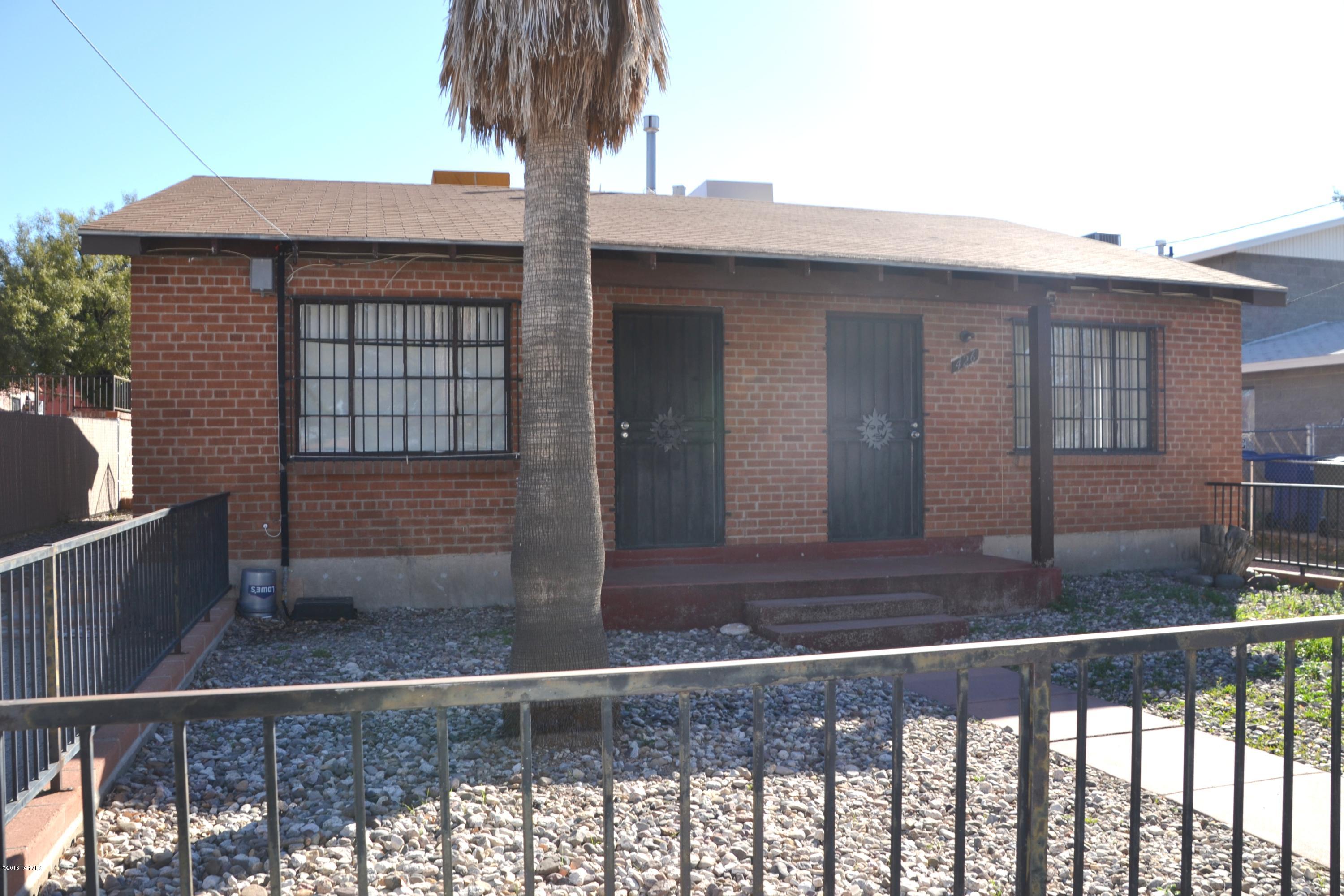 Great Investment located in Central Tucson. Duplex! 2 units each 1 bedroom 1 bath. Well maintained, tile flooring, washer/dryer hook ups, private backyard.  unit (428) has new a evaporate cooler. Come invest!