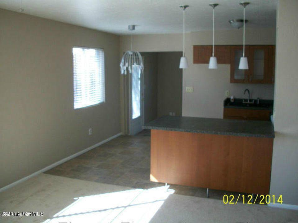Adorable 2 bed, 1 Bath in central Tucson is available for immediate occupancy.  Super cute townhome with lots of character.
Newer HVAC. Enclosed backyard.