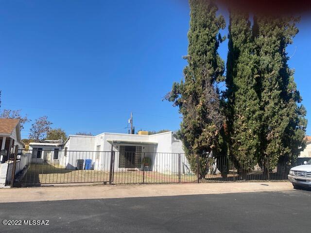 NICE & SPACIOUS!! This charming home sits on a large landscaped lot in central Nogales. Has lots of room, including a large brick storage room in the back! Close to schools, shopping and churches. Has ''great bones''.. Home does needs a little TLC.
A great buy!