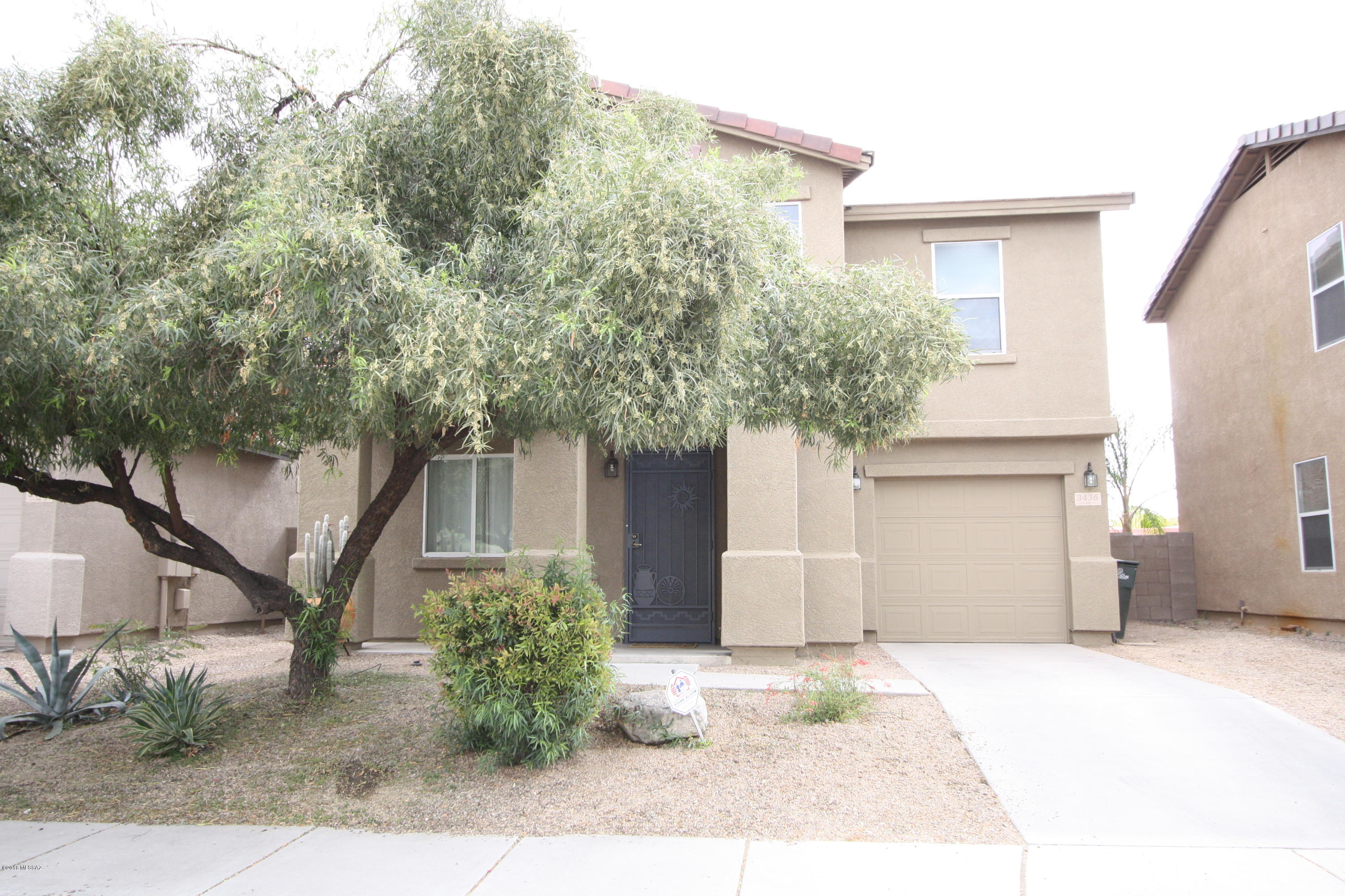 Fully furnished 3bdr/2ba w/sparkling pool!
Convenient Central location close to Riverwalk, parks & shopping.
Open/bright living room, kitchen w/stainless appliances and counter seating.
Bonus loft area upstairs!
Pool service is included!