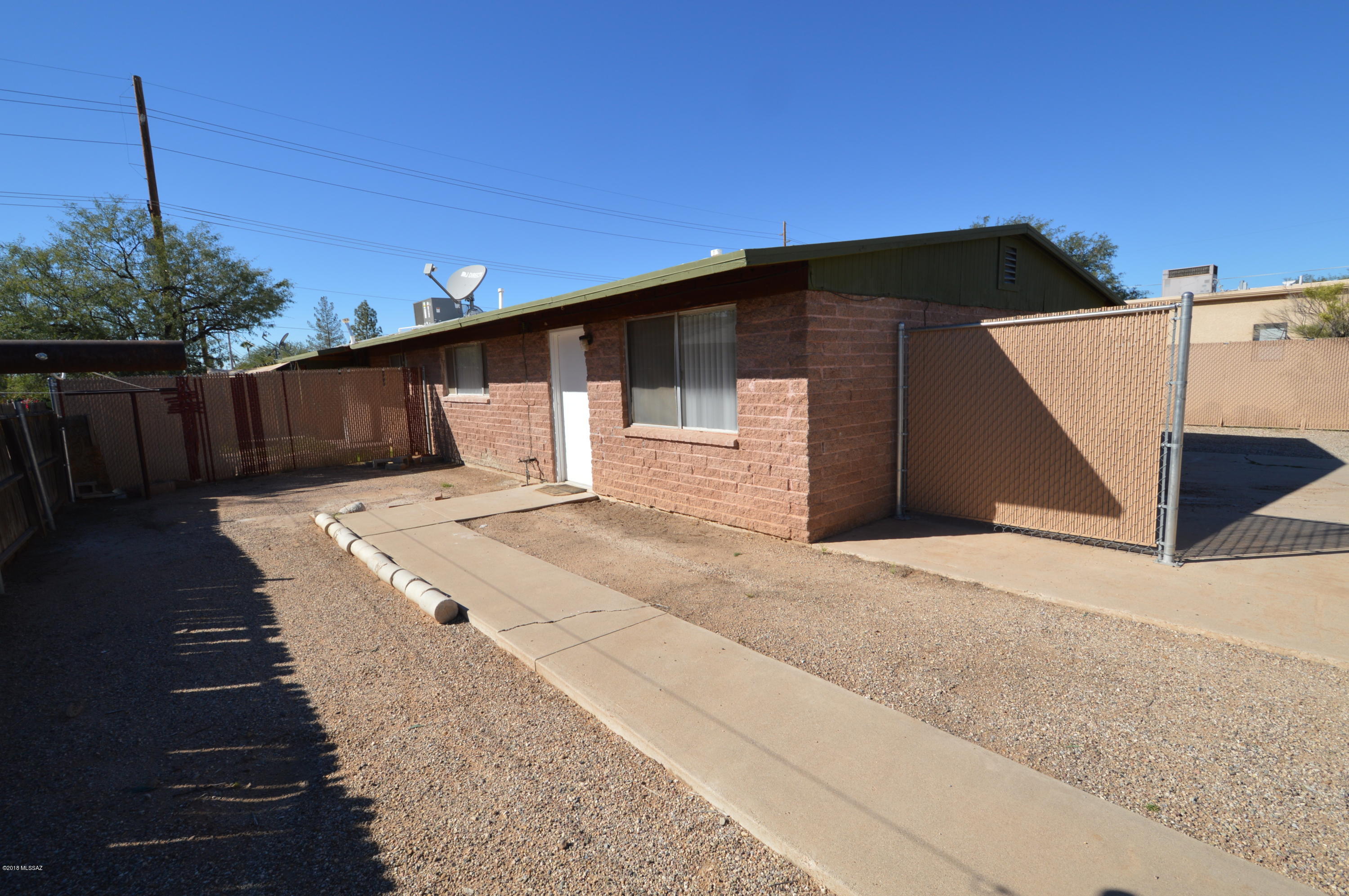 Freshly updated with new central AC and heat pump, counters and vanity. HUGE bedrooms with large closets. Large kitchen with breakfast bar. Large fenced yard, perfect for kids and approved pets.  Close to DM, Golf Links and just about everything.  This remodeled gem wont last long, so CALL NOW!!