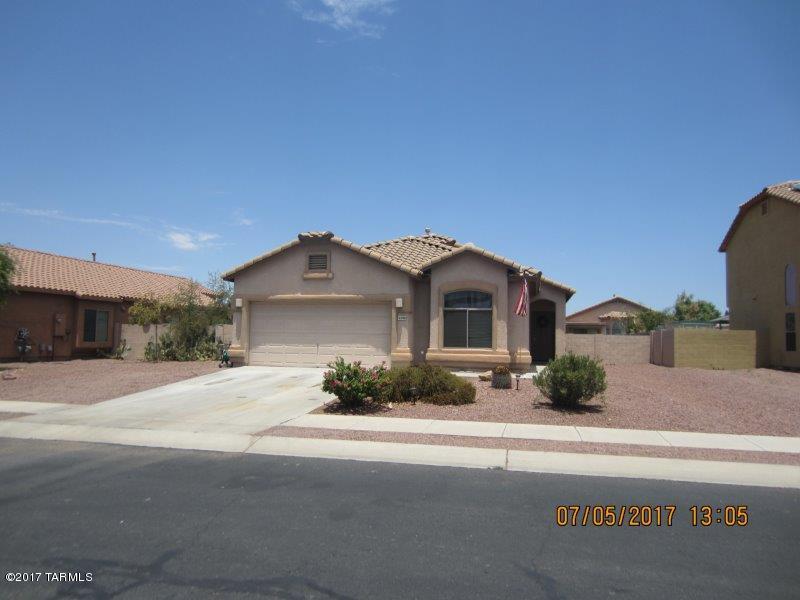This is a comfortable California Contemporary home with a very nice sized lot and a great back yard with a below ground Pebbltec Pool. This home features a covered patio, 2 car garage and a tile roof. This Great Room floor plan is very comfortable style that opens onto the eat in kitchen. Maple Cabinets with dark stain with black appliances. 3 nice sized bedrooms with a split bedroom floor plan perfect for kids or guests. Neutral decor, nice sized master suite with a nice sized master bath, Great sized side yards for extra space.