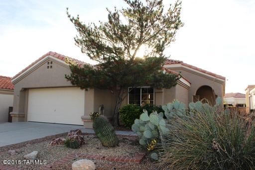 45+ Community. Rental rate reflects a $40 discount for tenant changing AC filters every month! Great home for seasonal visitor or someone who is waiting for a closing to take place. This great 2 Bedroom 2 bath home has fantastic Mtn View from the front of home. Both bedrooms are large. Kitchen has been updated with stainless steel appliances. And there is a window seat perfect for eat-in table. Lots of windows bring in the natural light. Close to all major amentities incl Prestigious Oro Valley Hospital and the New Marketplace Mall. See our website www.tucsonpm.com to see all our listings.