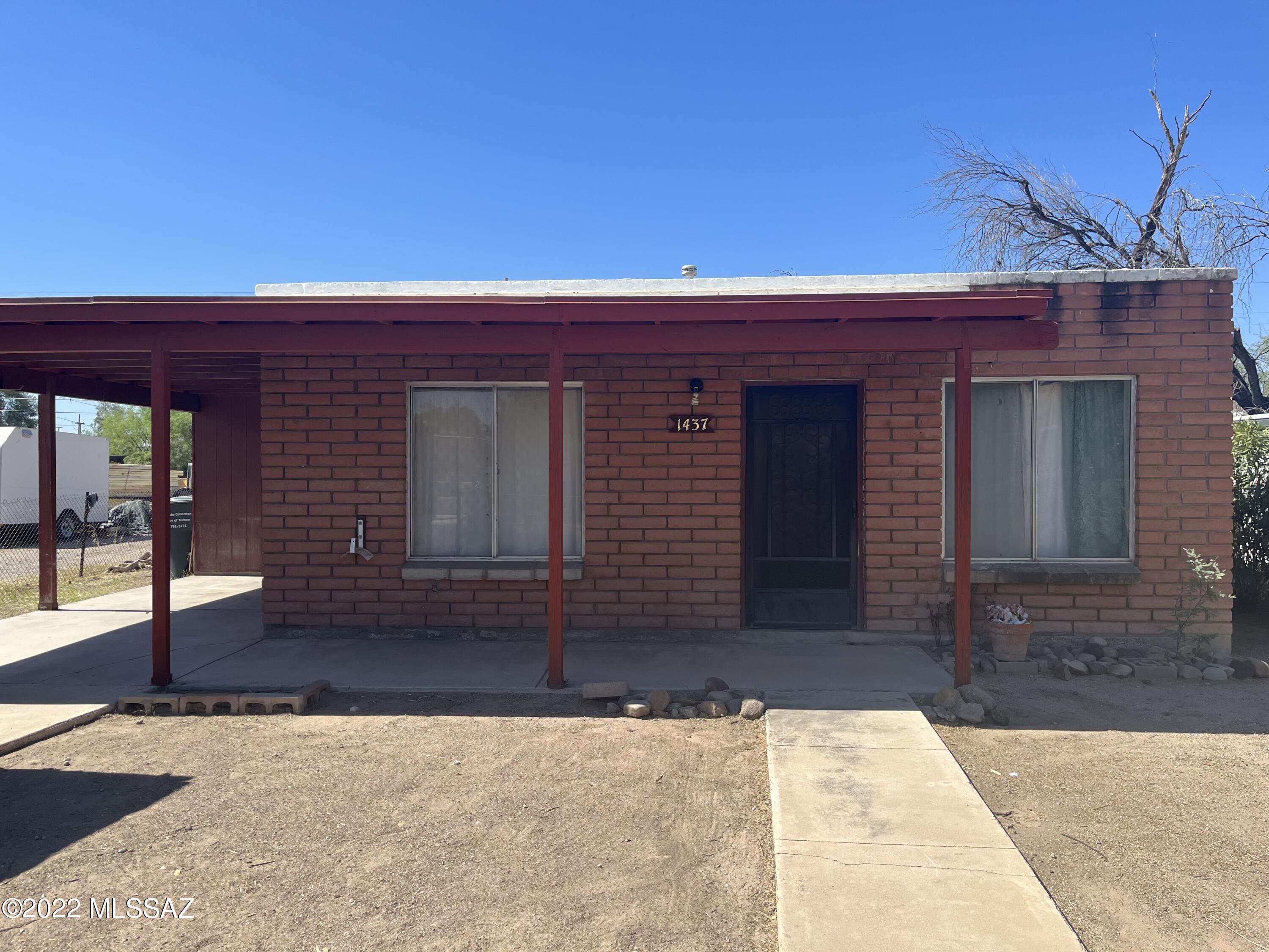 Come check out this 2 bed/1 bath house in a highly desirable neighborhood. Located on a deep lot close to downtown and I-10.