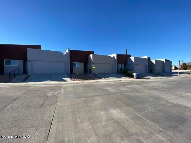 Town house located in the heart of Nogales. Walking distance to supermarkets, convenience stores, medical clinic, restaurants more.