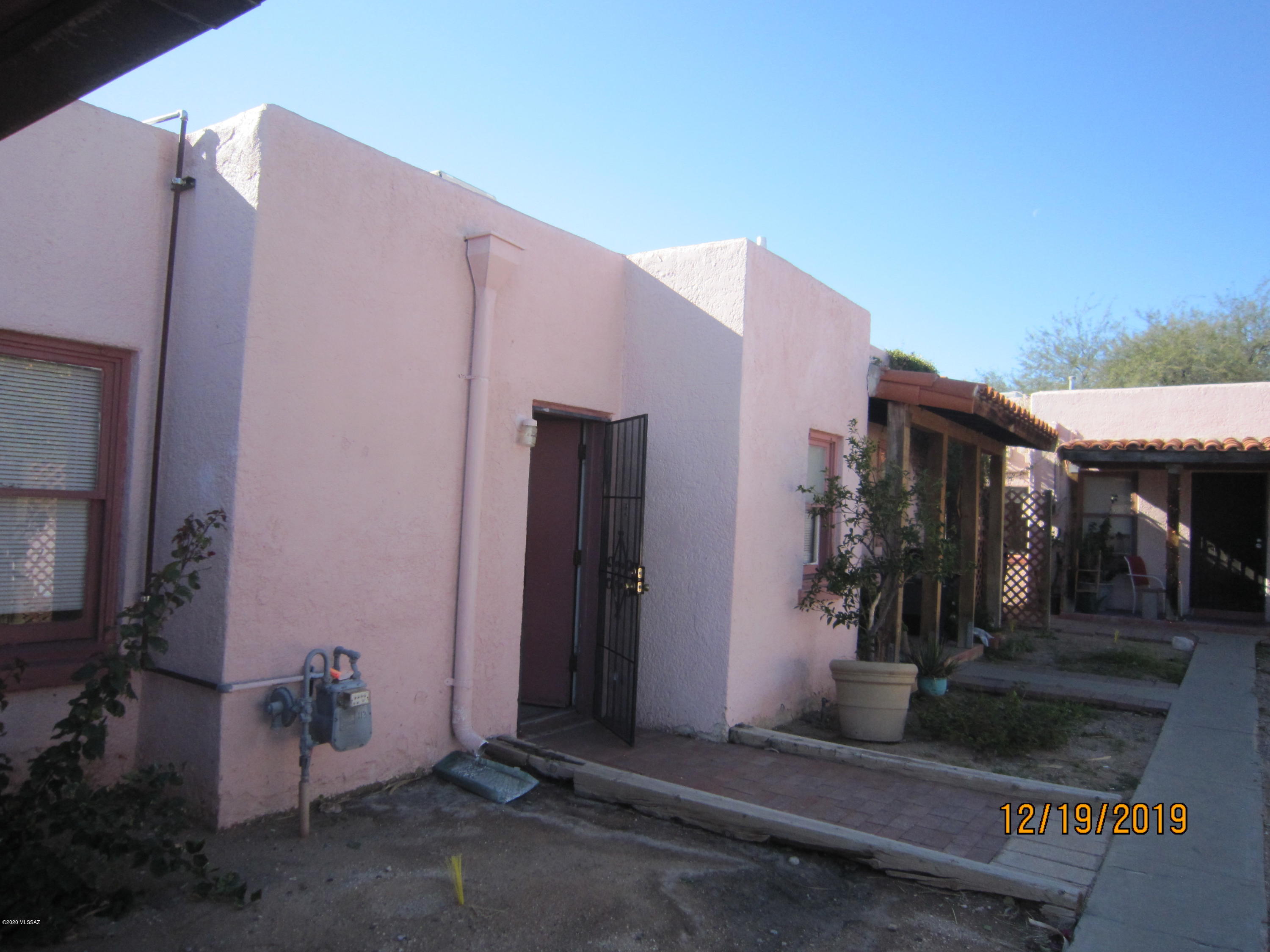 Large Studio in 3-Plex with Eat-in Kitchen and 1 Bath near Grant & Country Club. Evaporative cooling and Gas Wall Heat.
Water & Trash Service is paid by Owner, tenant pays gas & electric.