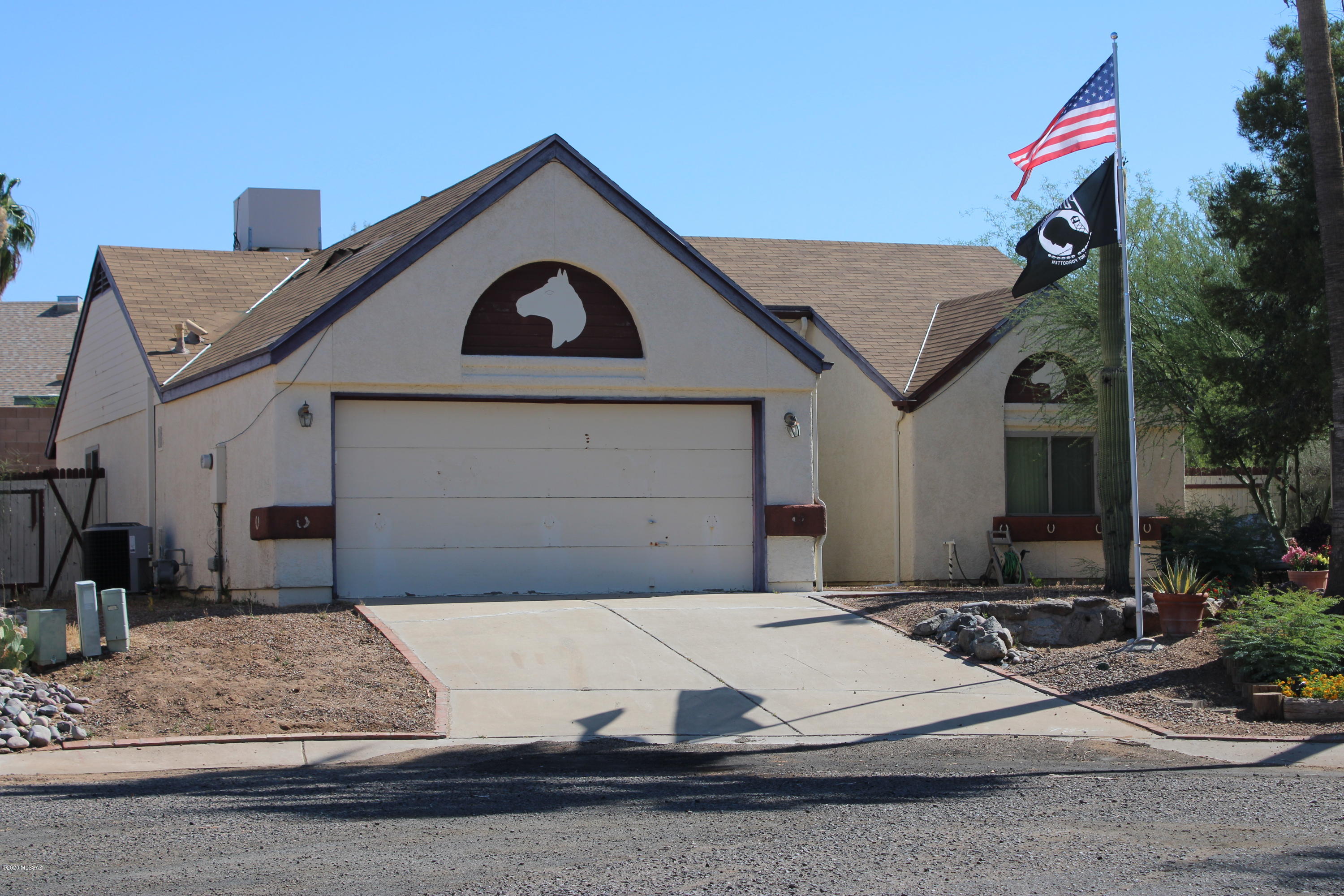 Wonderful investment opportunity in Gatewood Ranch.Needs cosmetic work. Kitchen has nice oak cabinets with pull out shelves,  ceramic tile. Very high ceilings, Bright cheery house with great floor plan. Ceramic tile in bathrooms.  2-car garage. 2 full bathrooms with nice floor tile.  HOA includes exclusive park. It is also near Denny Dunn Park.