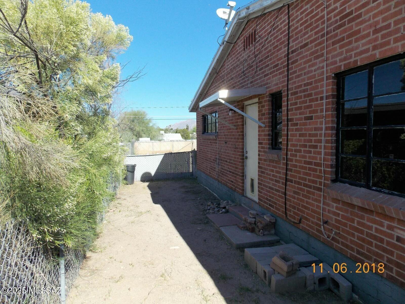 Charming red brick 1bd/1ba unit, in duplex.  Front covered patio, private fenced side yard and large backyard shared by both units.  Brand new bedroom carpet, and all new windows, and new window AC.  Spot in kitchen for a sashing machine.  Laundry line in yard.  On-site parking in rear yard, entrance thru alley.  Water/sewer/trash, included in rent.