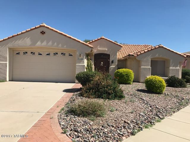 Lovely 2 bedroom plus Arizona Room
Split floor plan for privacy, foyer 
landscaped backyard all walled backyard
large storage room