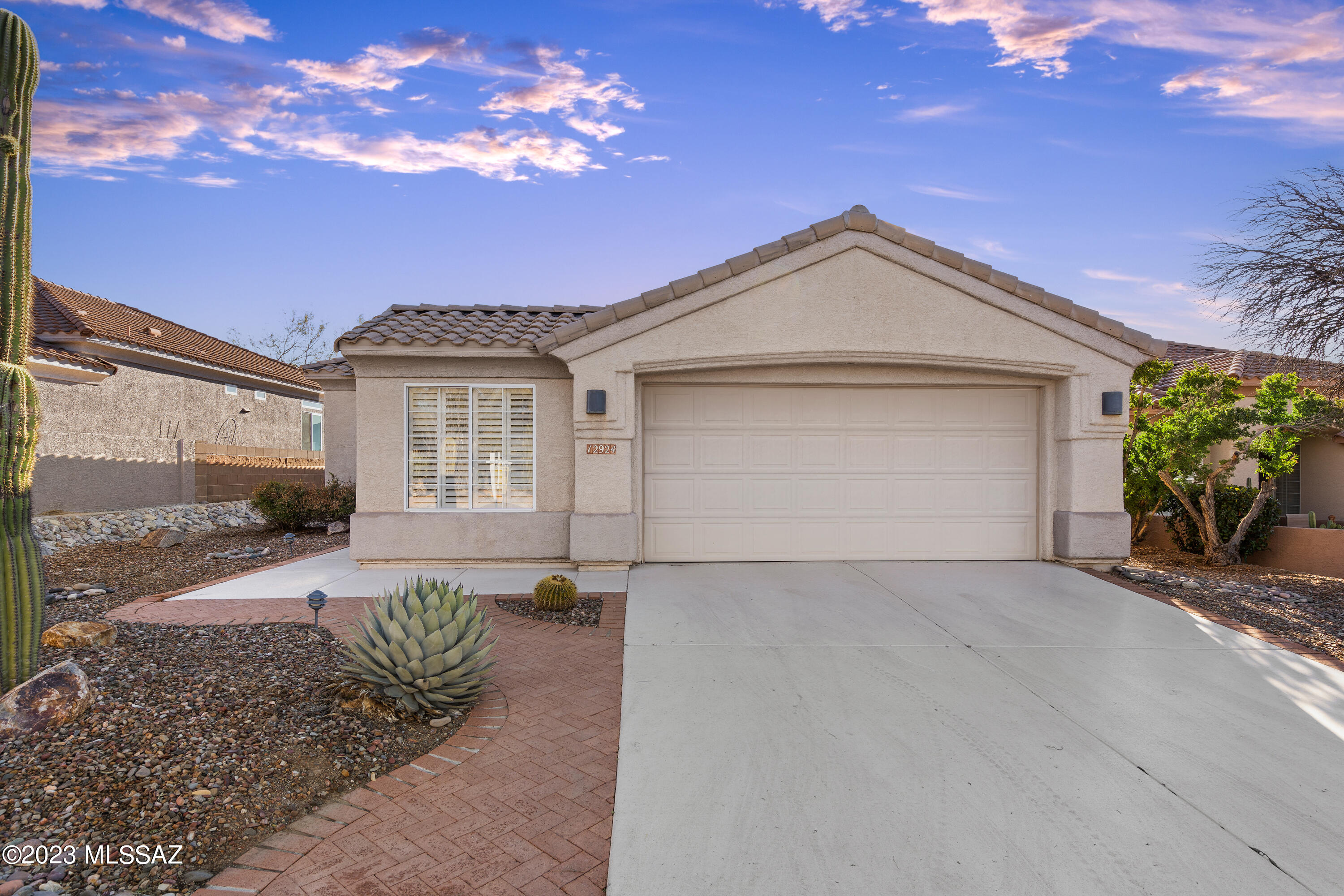 If you're looking for VIEWS in the Heritage Highlands, YOU HAVE FOUND THE BEST AVAILABLE!  Catalina Mountains and Hole #7 directly in front of you! This is a ''sought after'' Extended Hillsboro Model, w/golf cart bay. 2-bedrooms, 2-bath, plus den. You just won't find any home with better views – from most rooms in the house! Loved for many years, spruced up and ready to be loved again!  Come see it!