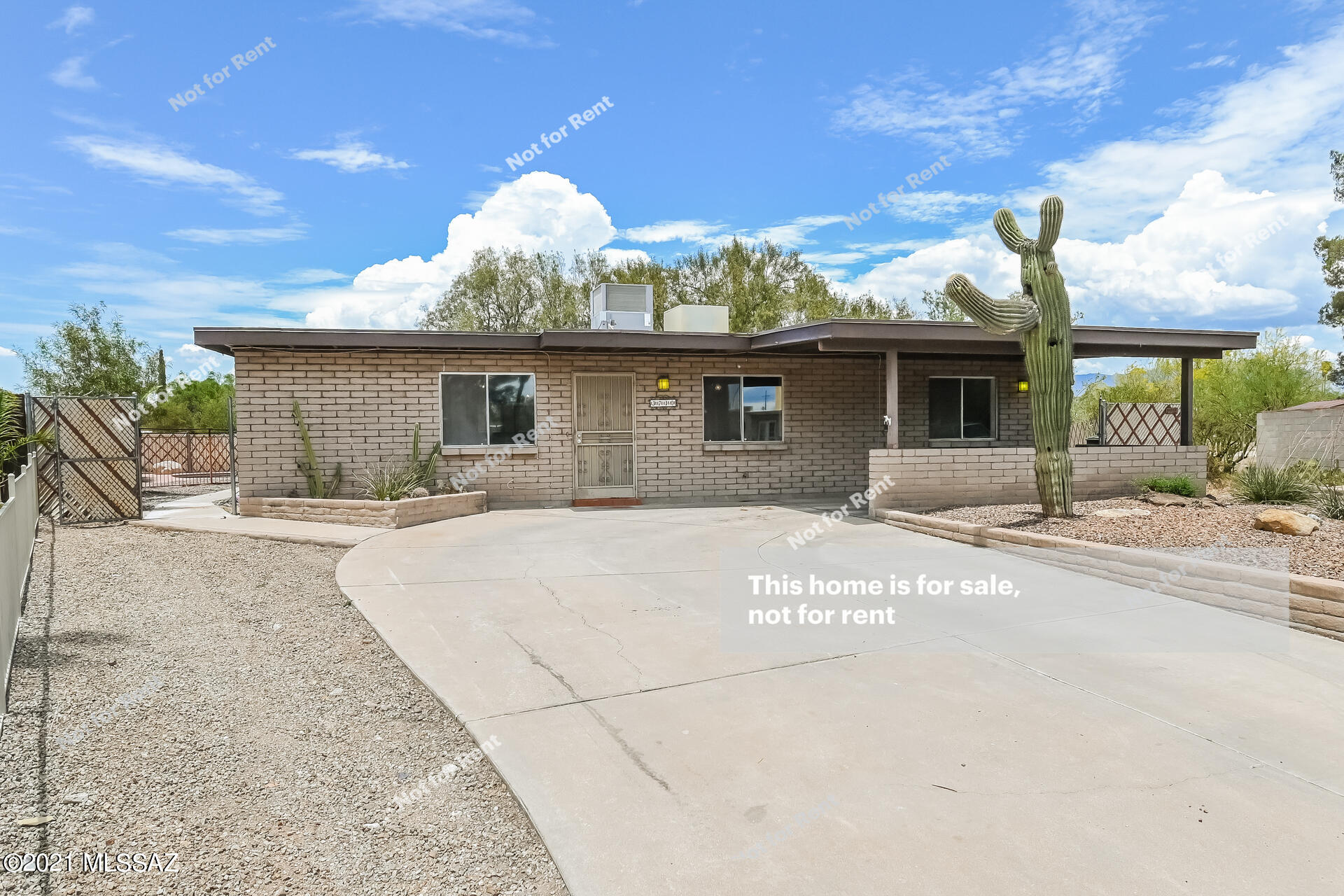 This Tucson one-story cul-de-sac home offers a patio. This home has been virtually staged to illustrate its potential.
