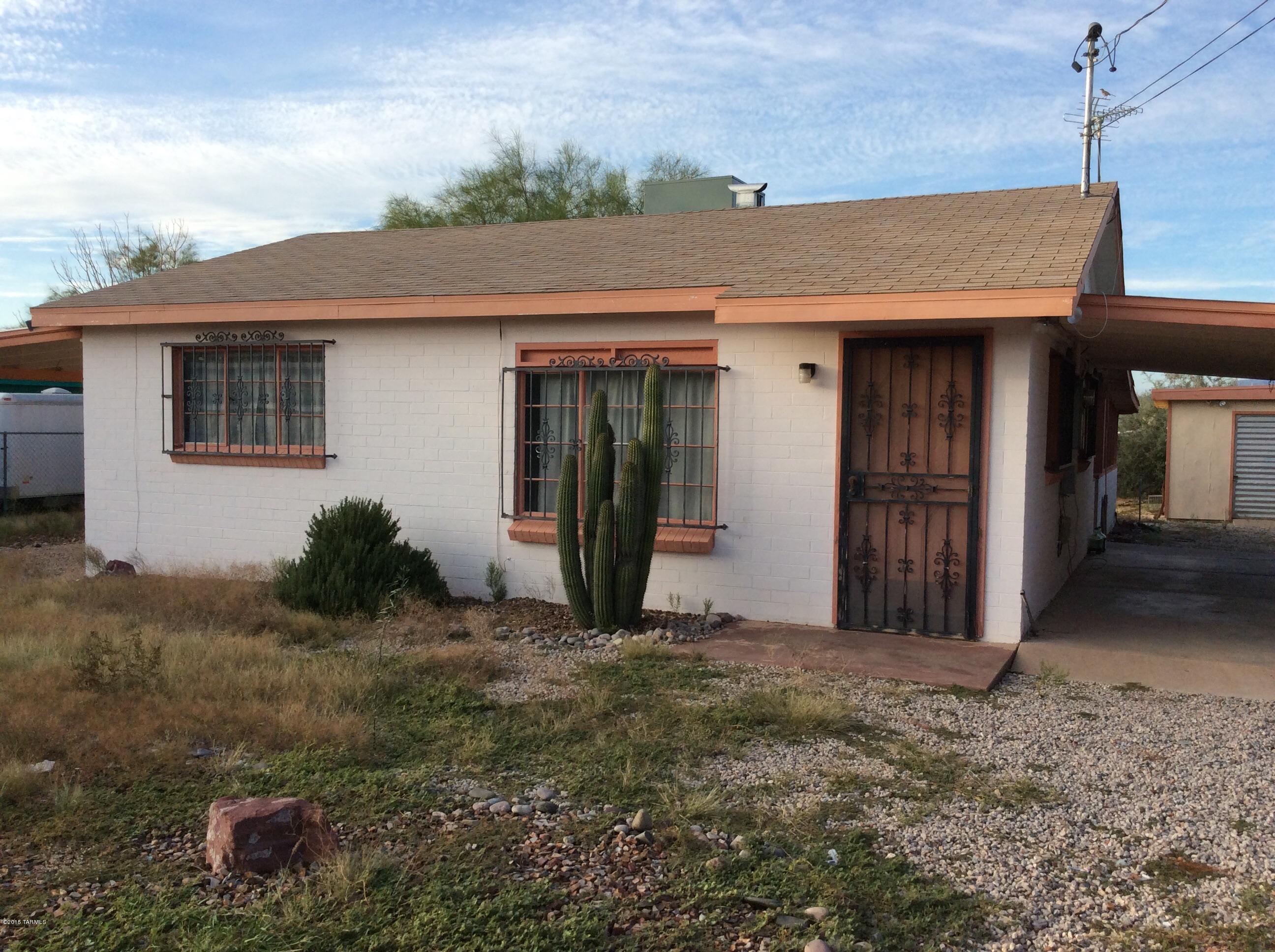 PERFECT CASITA FOR FIRST TIME HOME BUYERS...SOLID BRICK HOME WITH A SEPARATE GARAGE/WORKSHOP. THIS IS A CHARMING HOUSE WITH SOLID BONES....1/4 OF AN ACRE MULTIPLE USE PROPERTY