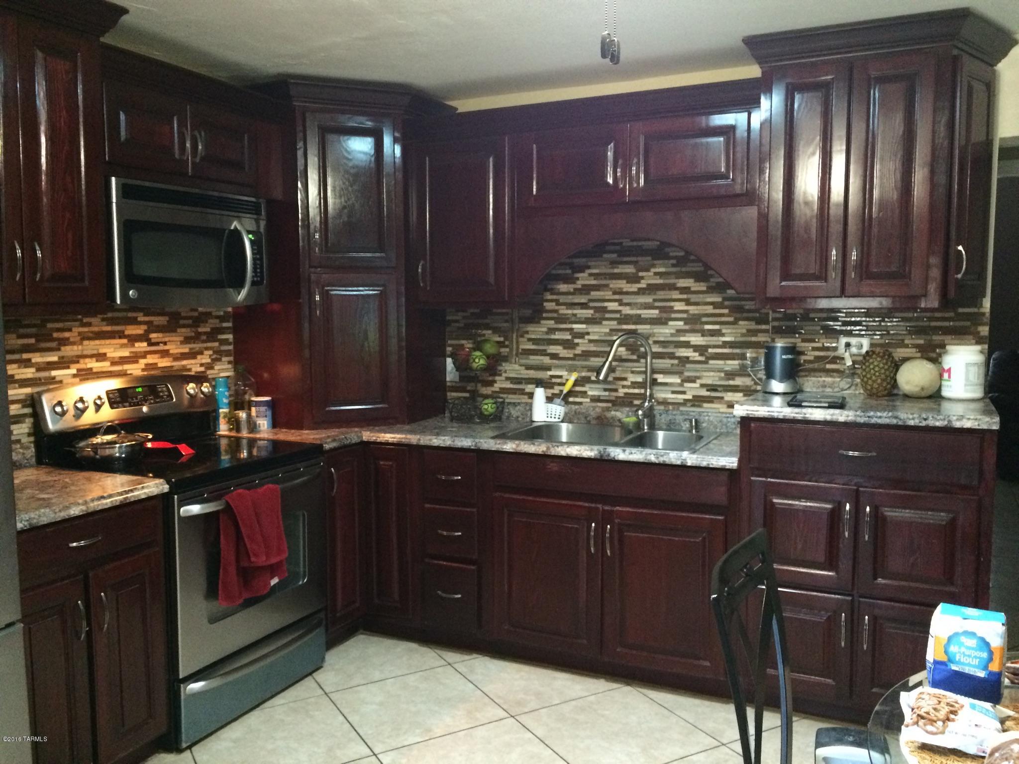This charming SW home has everything you need.Beautiful updated kitchen and bathrooms, tile throughout large backyard with builtin BBQ grill. Don't
miss out!call today!
