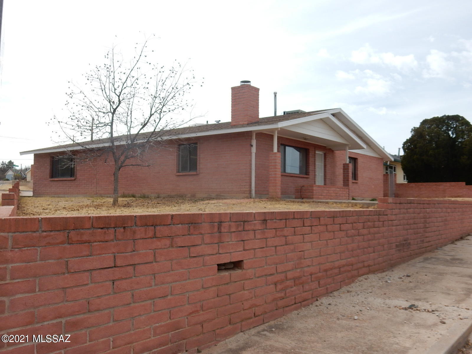 Back on the Market  , No vault of Seller , Buyer had lending issues.  All Inspections done.  Everything Corrected. 
 Excellent Family Home with 4 bedrms  2 separate living area.  Great Room has gas firplace.  Large open Kitchen with island and  stainless steel appliances.  4  Large bedrooms  to meet your family needs.   Nice front patio to drink your morning coffee and see views of  surrounding mountains.      Walking distance  to Schools and shopping  is nearby .  Benson is a great community to raise a family.   Don't miss out on this one. Property sold in as-is condition