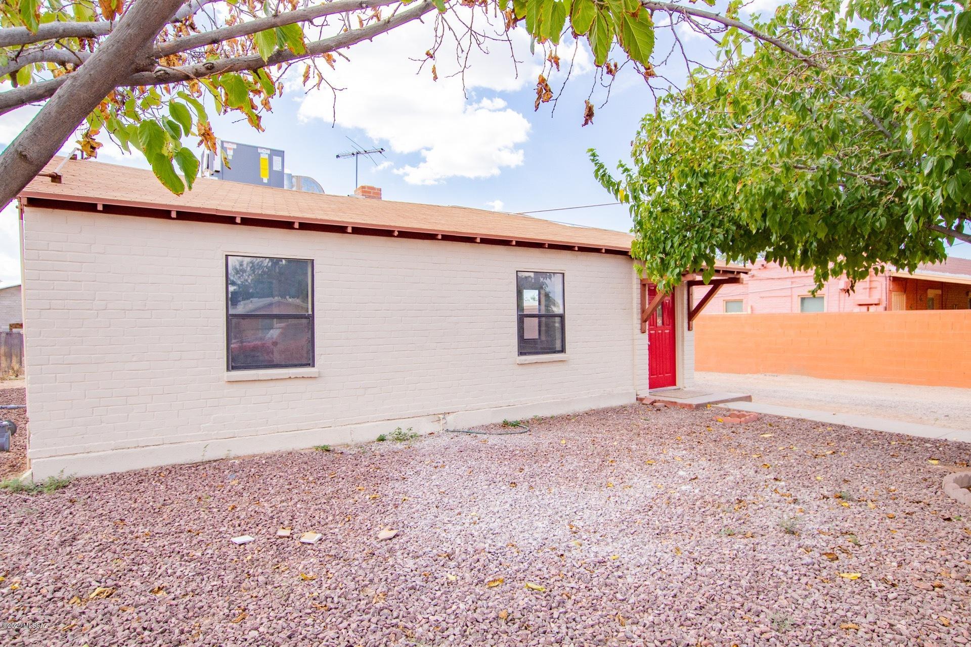 Seller will accept or counter offers from $164,900- $169,900. 
Charming southside slump block home with nicely updated features boast all the modern touches to bring this home up to date. , Open Kitchen, Stainless steel appliances, new flooring, all new lights and fixtures. tile surround in bathroom, spacious back yard. Located close to shopping, restaurants, and schools. This home is ready for you.