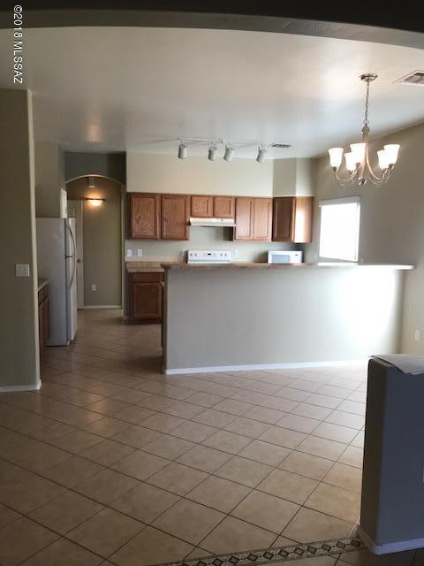 Super clean 3bd/2ba ready to move in home in Sycamore Park. Open floor plan with room to entertain. Spacious kitchen with lots of storage. Spacious bedrooms and large master bathroom with walk-in closet. Large community park with soccer fields, basketball courts, paved walking paths and a playground. Come quick this will not last!