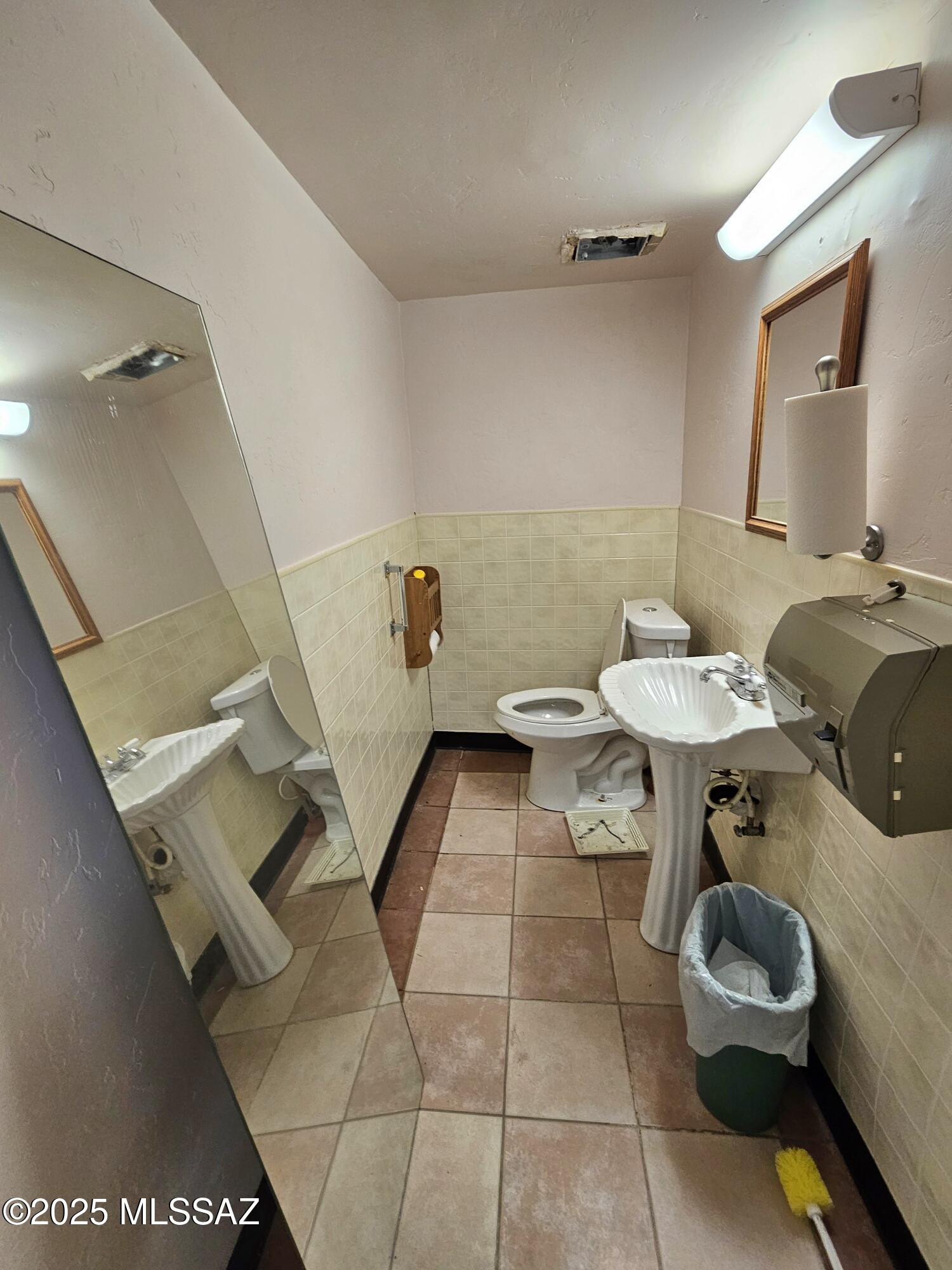 Main image without alt text