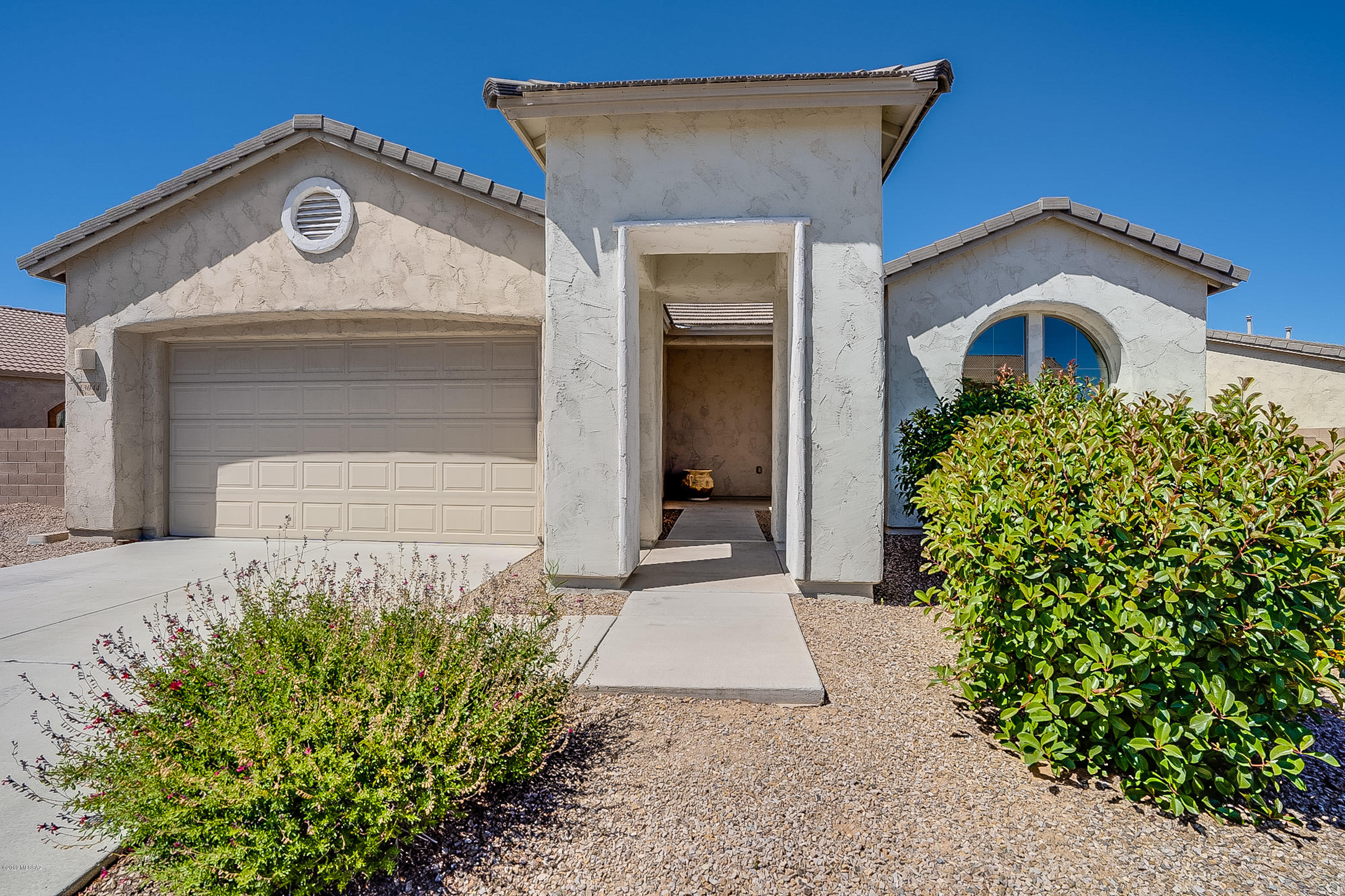 Beautiful home in desirable Oro Valley Rancho Vistoso. Enjoy privacy & views of the Catalina Mountains from your kitchen, great room, master & backyard. No rear neighbors. Brand new flooring throughout, new two-tone interior paint. 42'' cabinetry, granite & stainless steel gas appliances in kitchen. Open concept with  great room, dining area & den. Well thought out floor plan with generous space in all areas. Low HOA, convenient to all that Oro Valley has to offer.